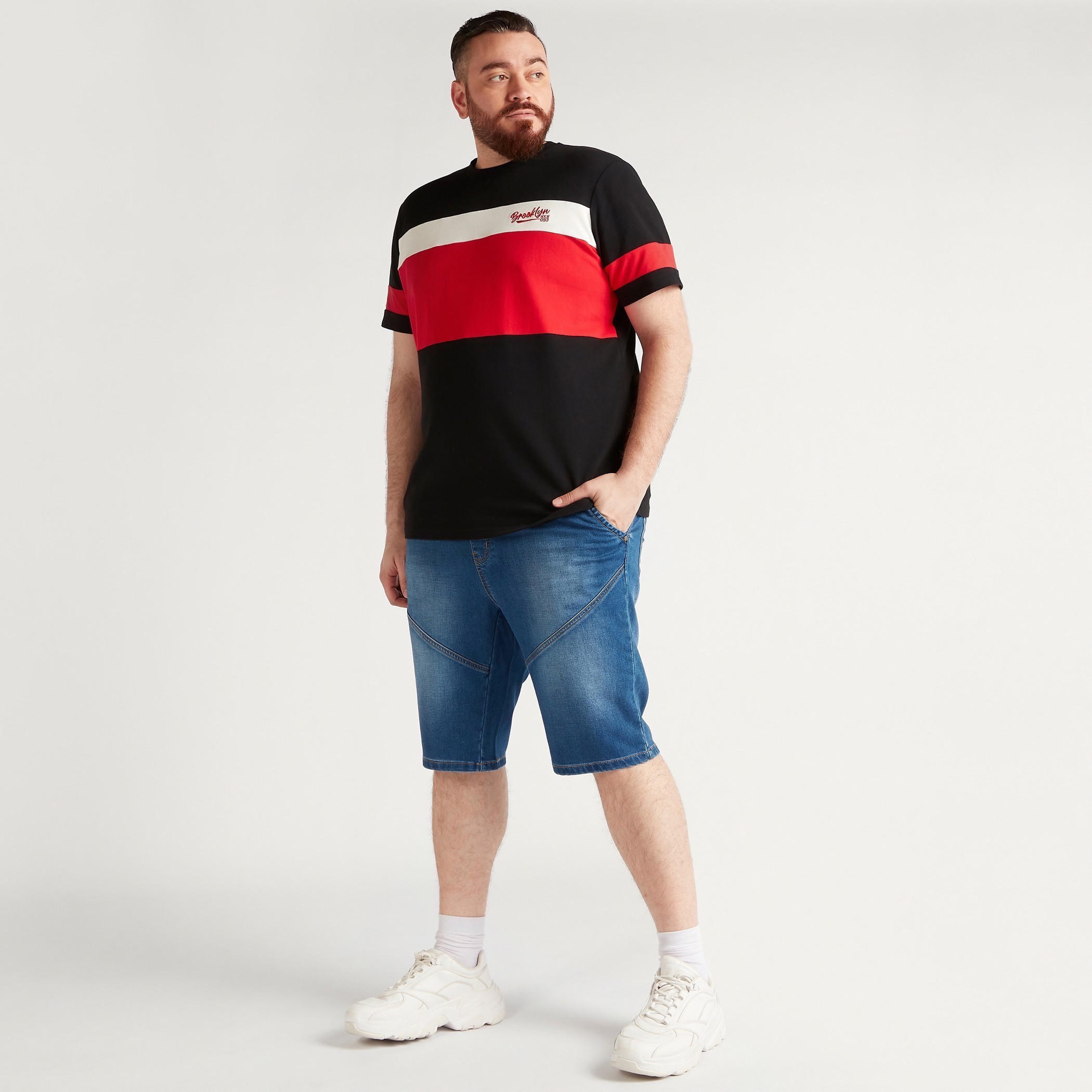 شورت دنيم سادة بخصر متوسط الارتفاع وزر إغلاق وجيوب-men-clothing-bottoms-shorts-image-3