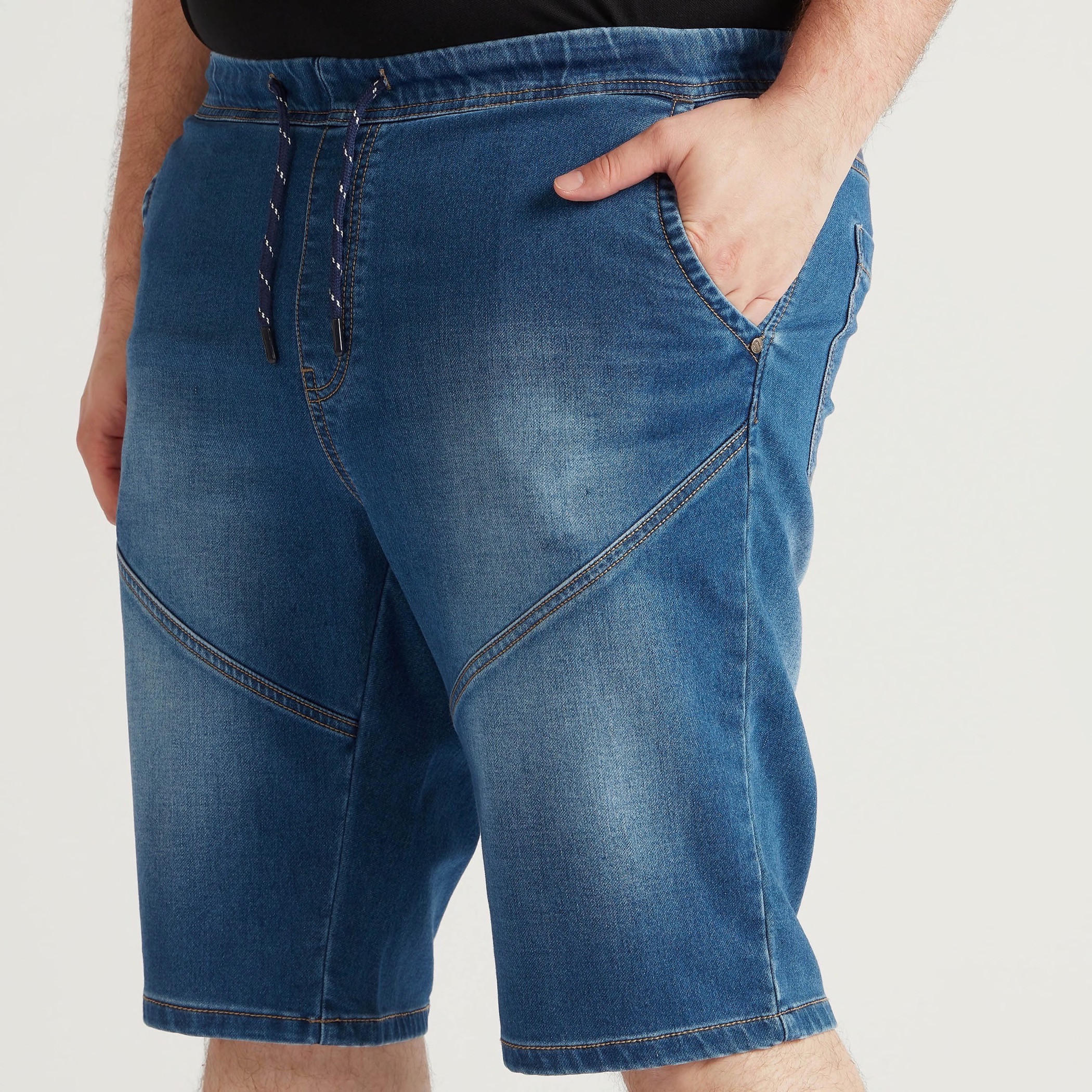 شورت دنيم سادة بخصر متوسط الارتفاع وزر إغلاق وجيوب-men-clothing-bottoms-shorts-image-2