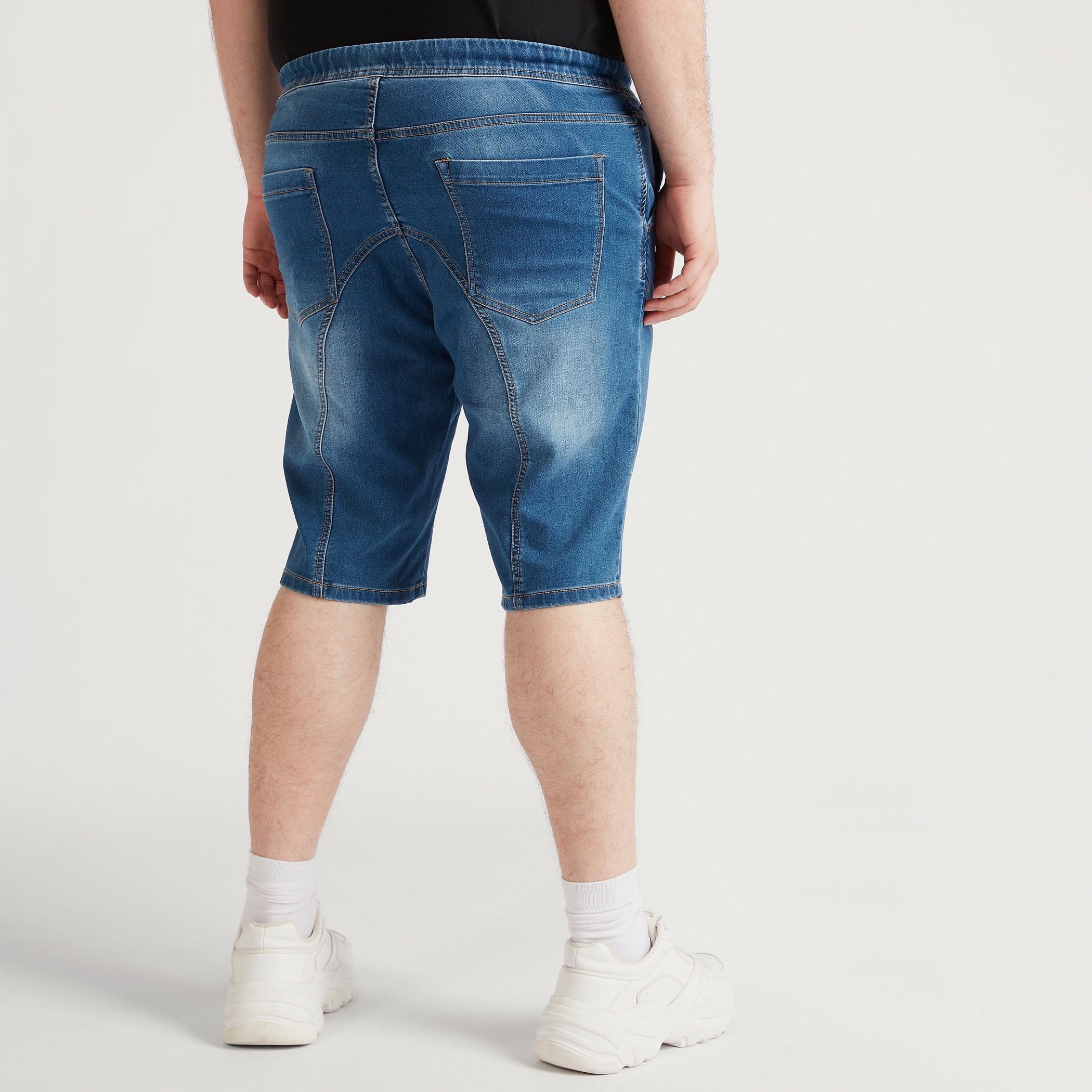 شورت دنيم سادة بخصر متوسط الارتفاع وزر إغلاق وجيوب-men-clothing-bottoms-shorts-image-1