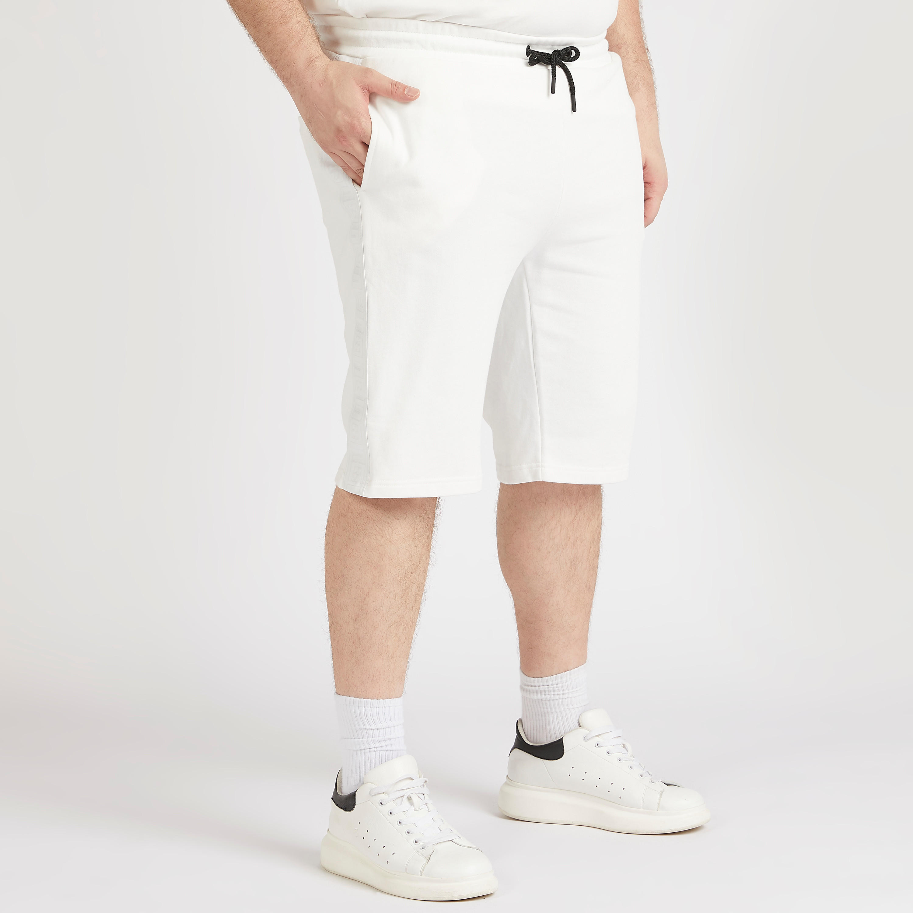 شورت سادة برباط إغلاق وخصر متوسّط الارتفاع-men-clothing-bottoms-shorts-image-4