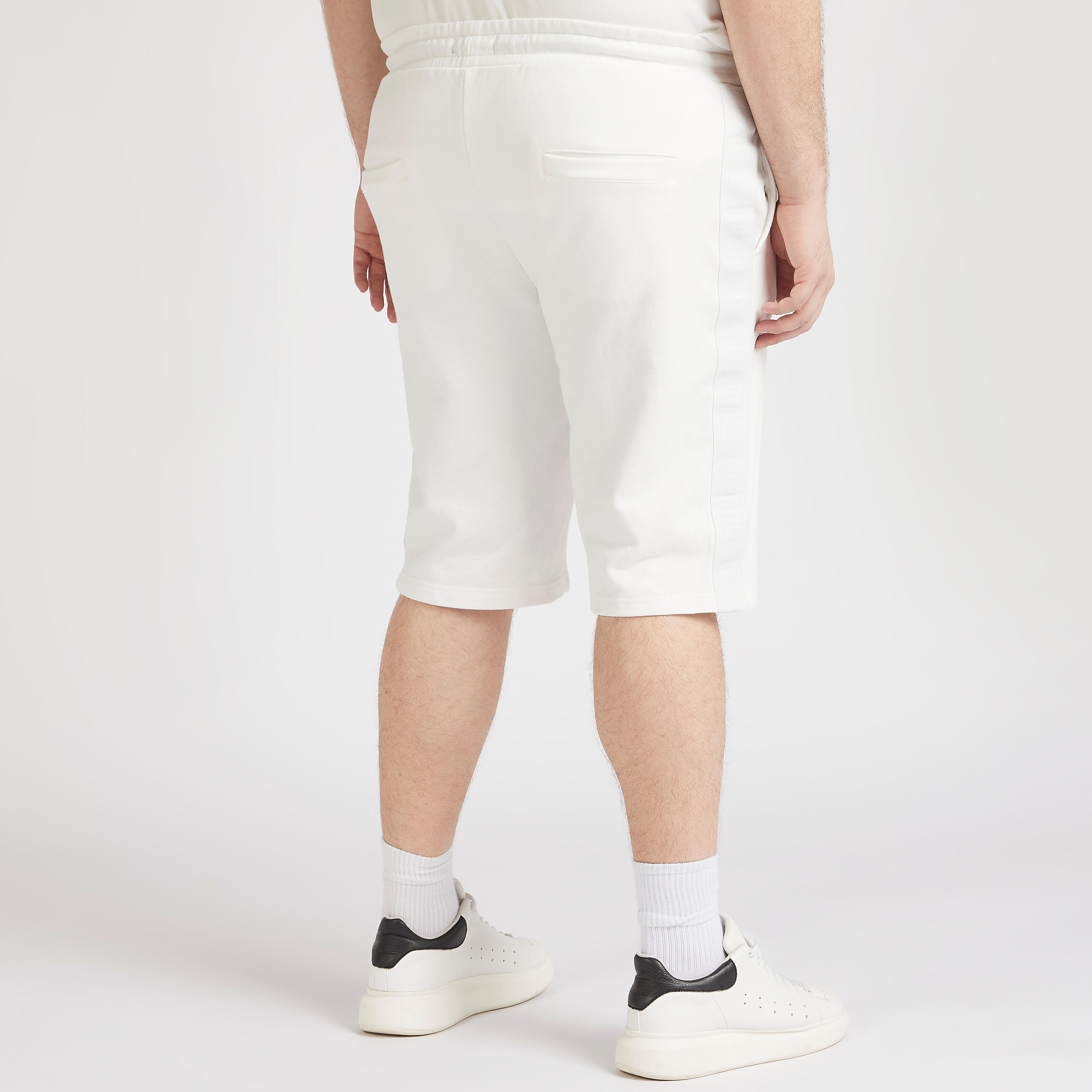 شورت سادة برباط إغلاق وخصر متوسّط الارتفاع-men-clothing-bottoms-shorts-image-1