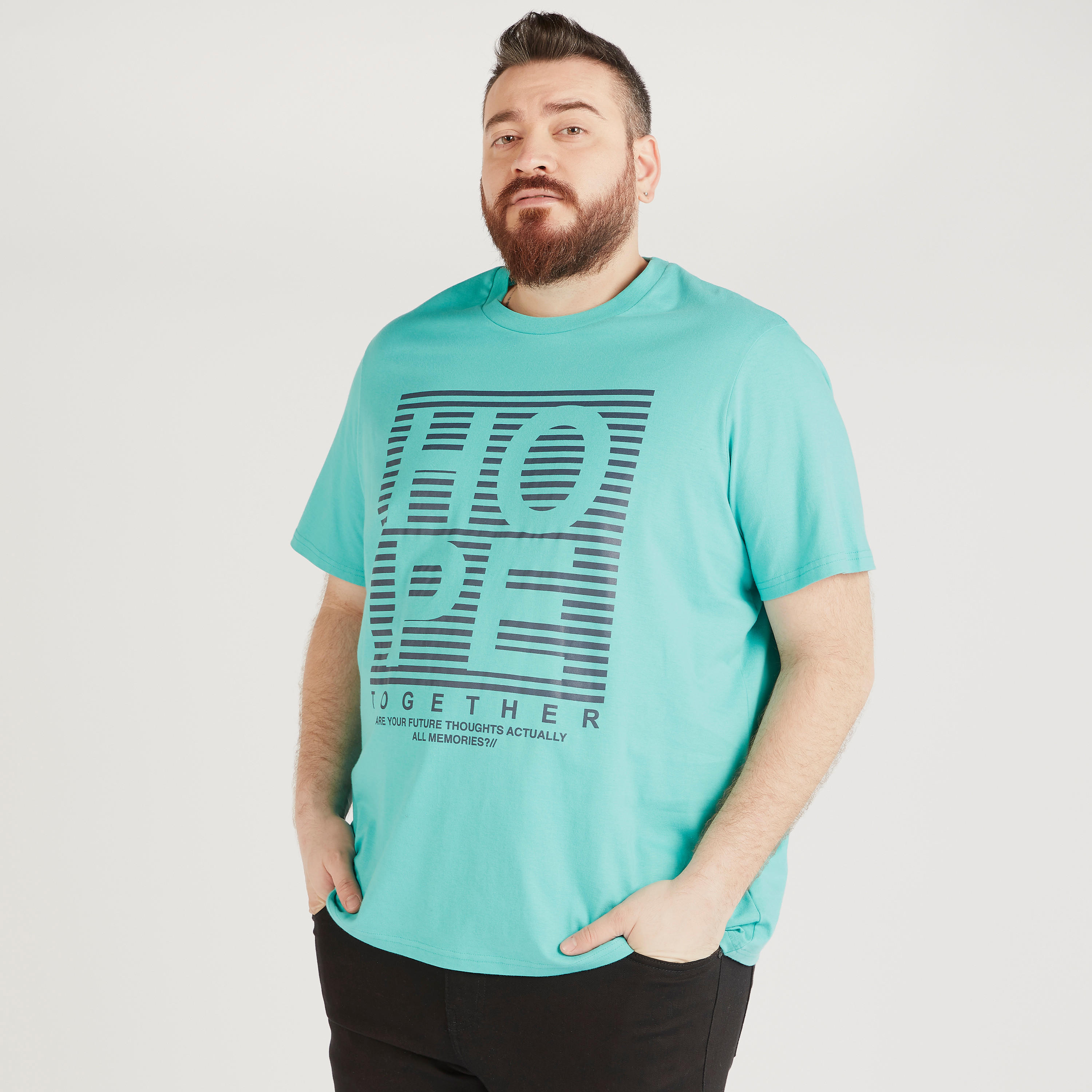 تيشيرت بياقة ضيّقة وأكمام قصيرة وطبعات جرافيك-men-clothing-tshirtsandpolos-tshirts-image-1