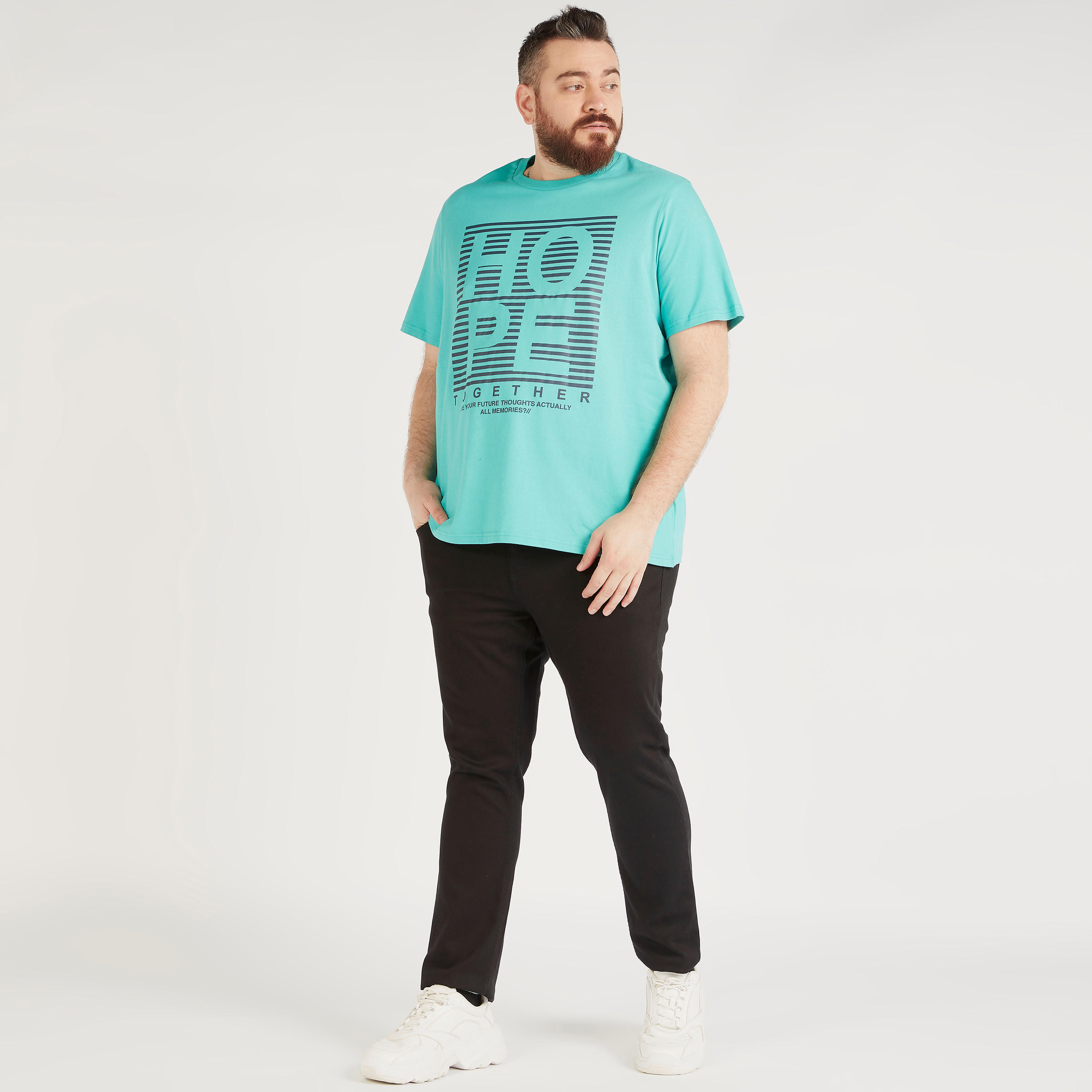 تيشيرت بياقة ضيّقة وأكمام قصيرة وطبعات جرافيك-men-clothing-tshirtsandpolos-tshirts-image-2