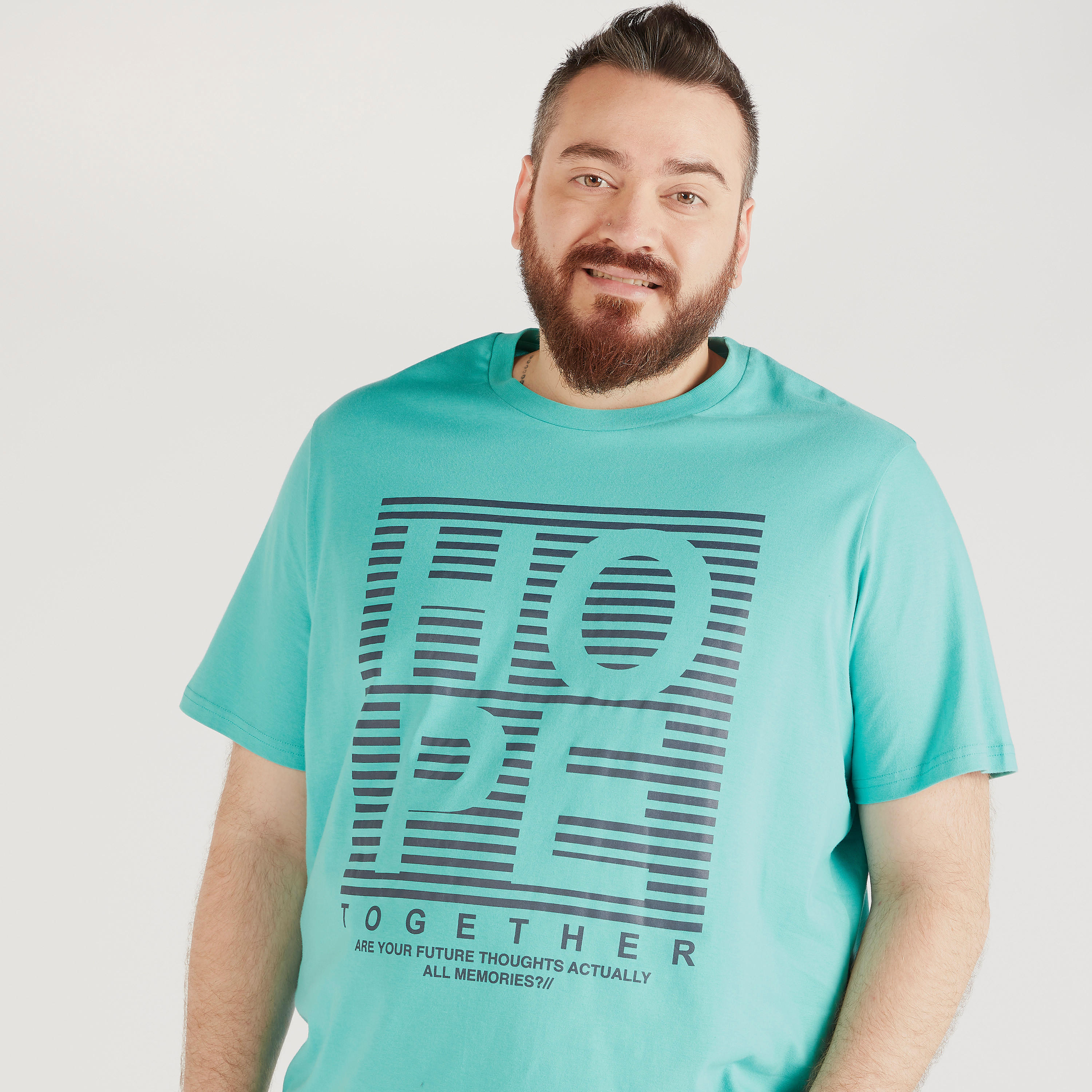 تيشيرت بياقة ضيّقة وأكمام قصيرة وطبعات جرافيك-men-clothing-tshirtsandpolos-tshirts-image-3