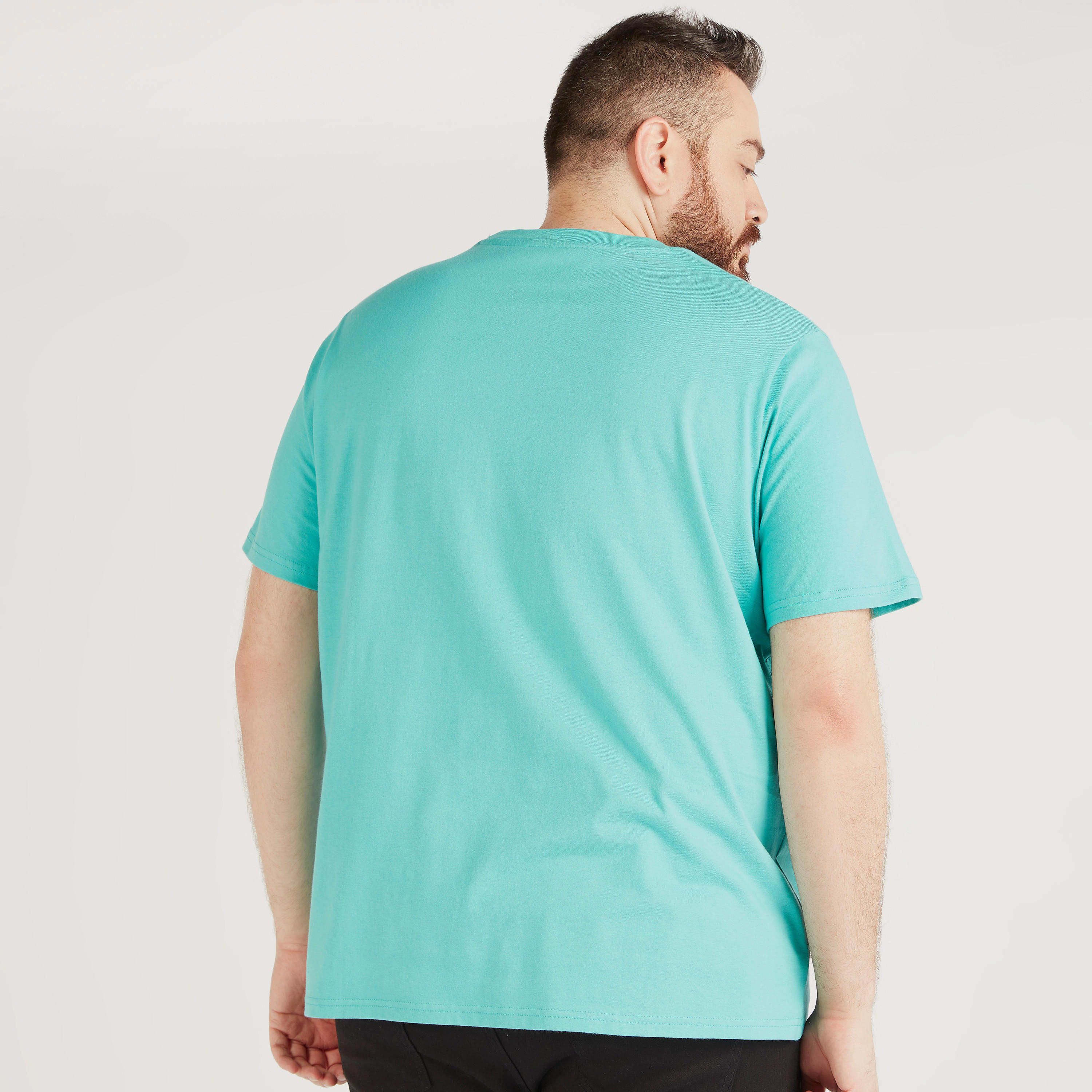 تيشيرت بياقة ضيّقة وأكمام قصيرة وطبعات جرافيك-men-clothing-tshirtsandpolos-tshirts-image-4