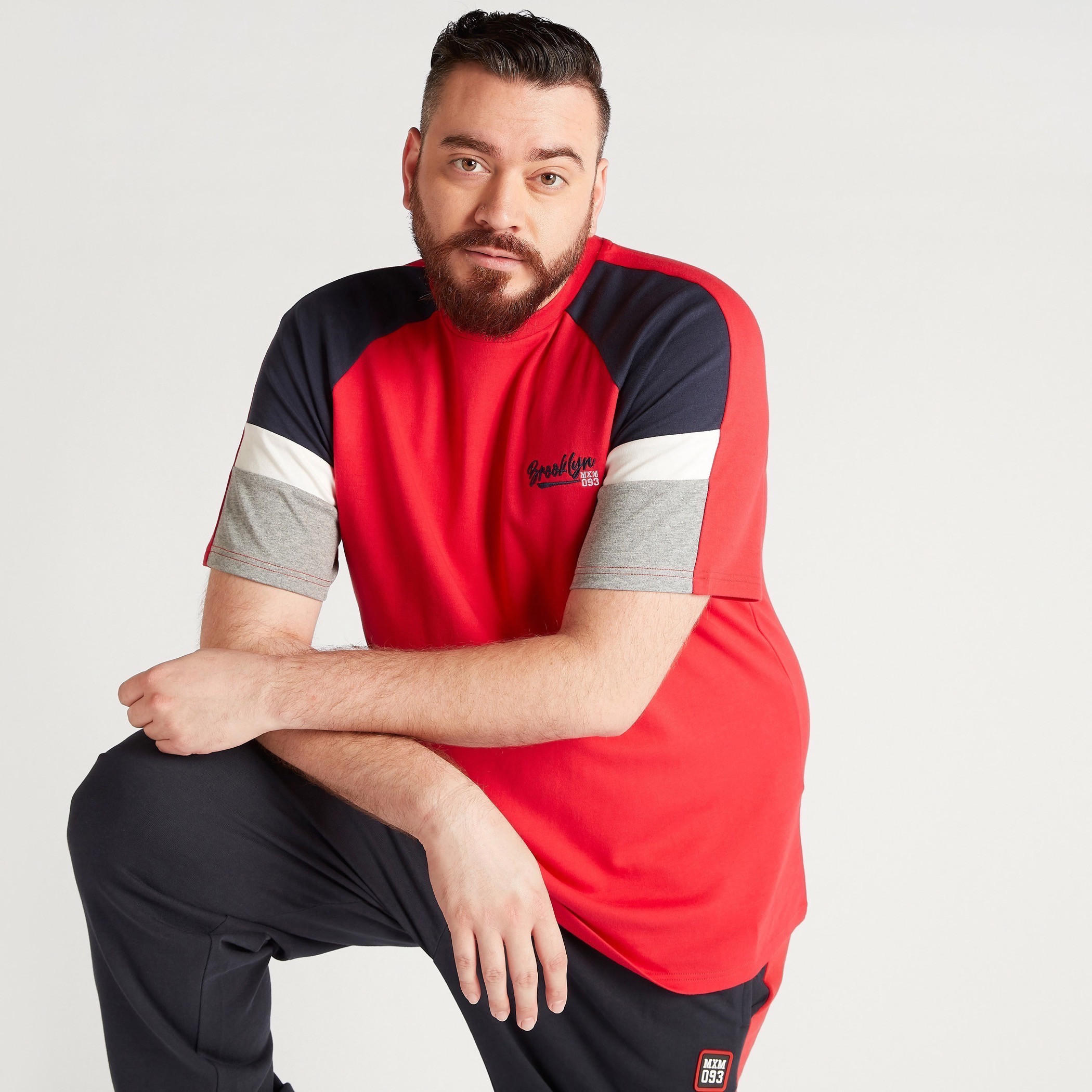 تيشيرت بياقة ضيّقة وأكمام قصيرة بأشرطة-men-clothing-tshirtsandpolos-tshirts-image-1