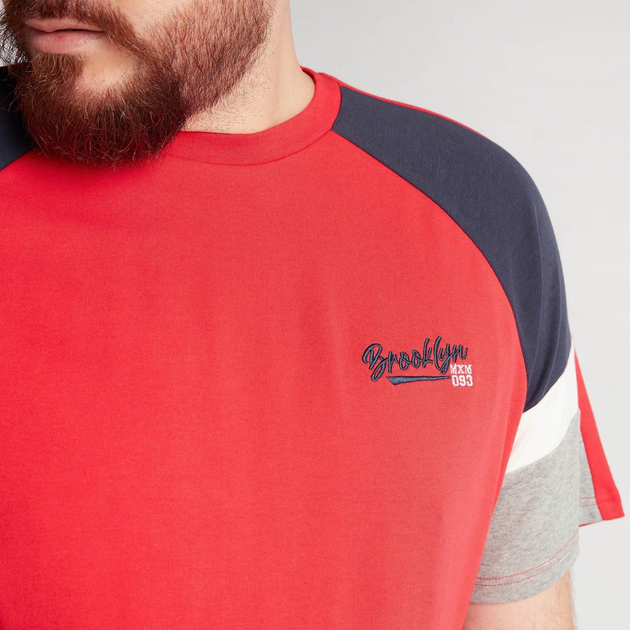 تيشيرت بياقة ضيّقة وأكمام قصيرة بأشرطة-men-clothing-tshirtsandpolos-tshirts-image-3