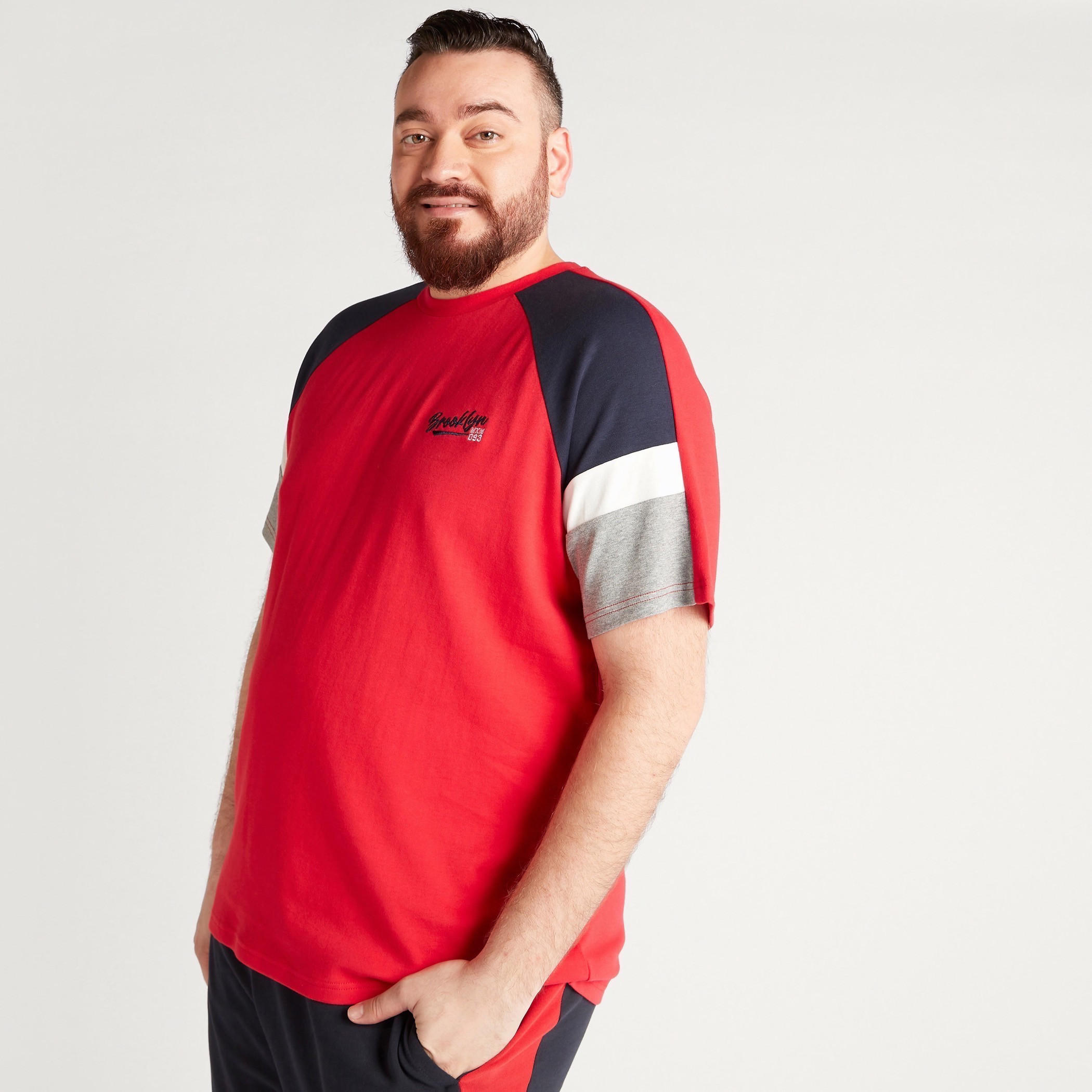 تيشيرت بياقة ضيّقة وأكمام قصيرة بأشرطة-men-clothing-tshirtsandpolos-tshirts-image-5