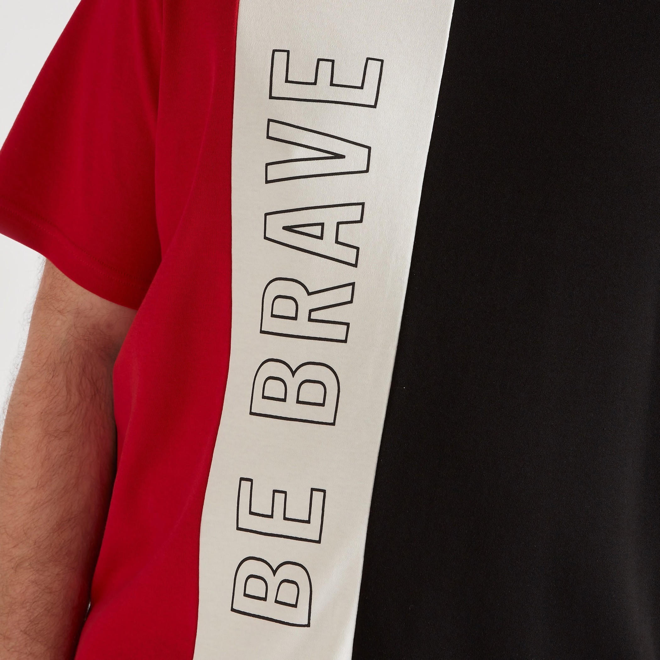 تيشيرت بياقة ضيّقة وأكمام قصيرة وطبعات-men-clothing-tshirtsandpolos-tshirts-image-3