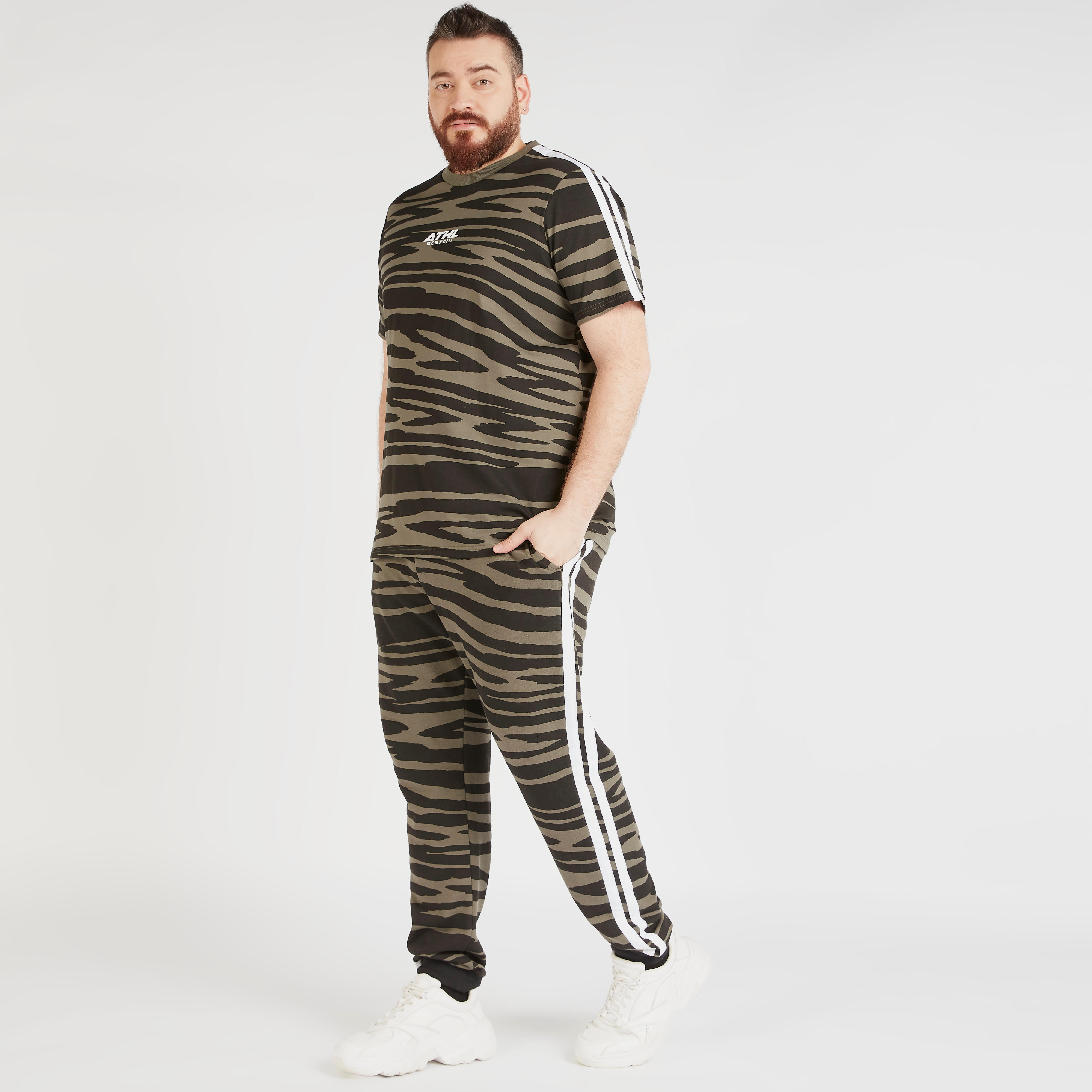 تيشيرت بياقة ضيّقة وأكمام قصيرة وتفاصيل شريط وطبعات-men-clothing-tshirtsandpolos-tshirts-image-2