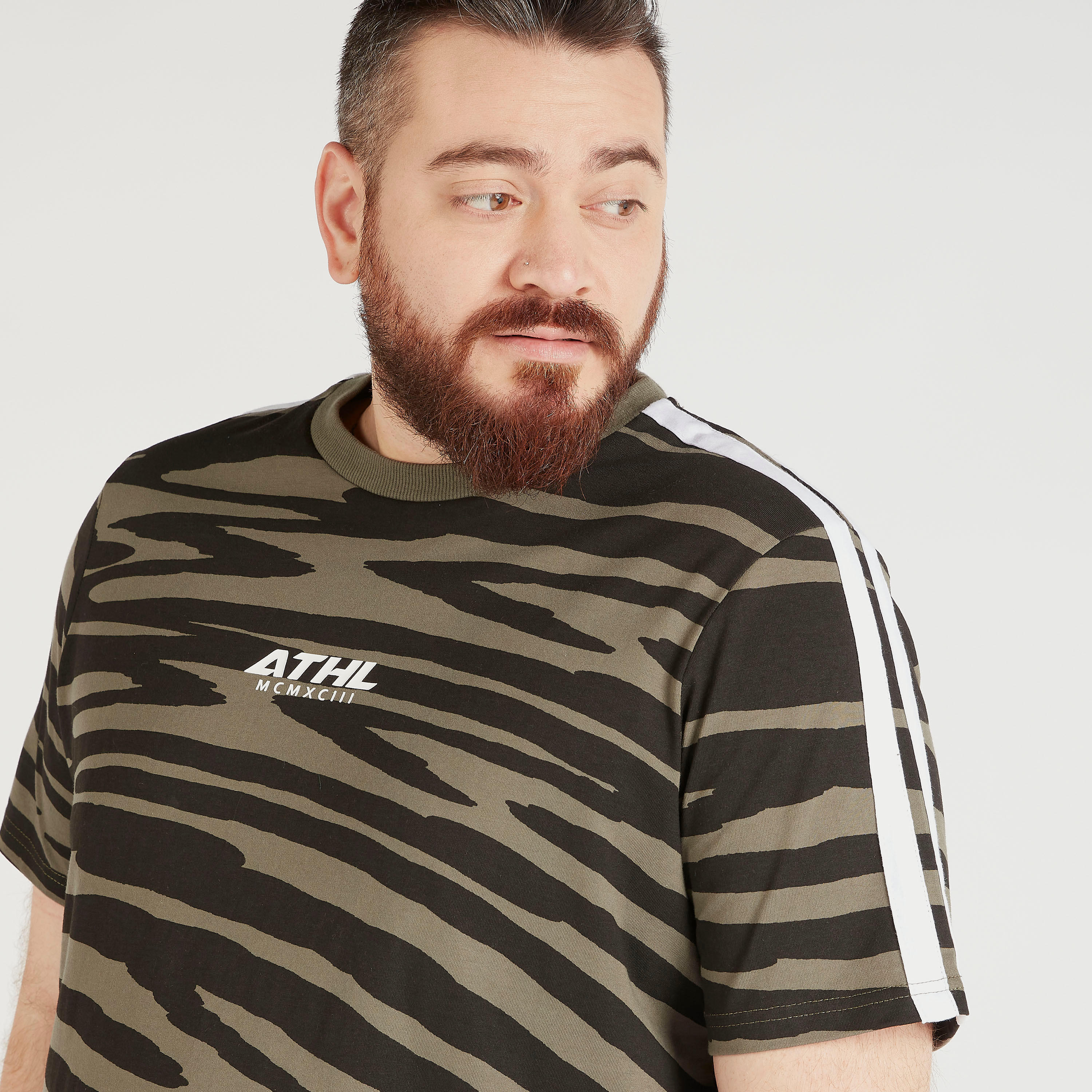 تيشيرت بياقة ضيّقة وأكمام قصيرة وتفاصيل شريط وطبعات-men-clothing-tshirtsandpolos-tshirts-image-3