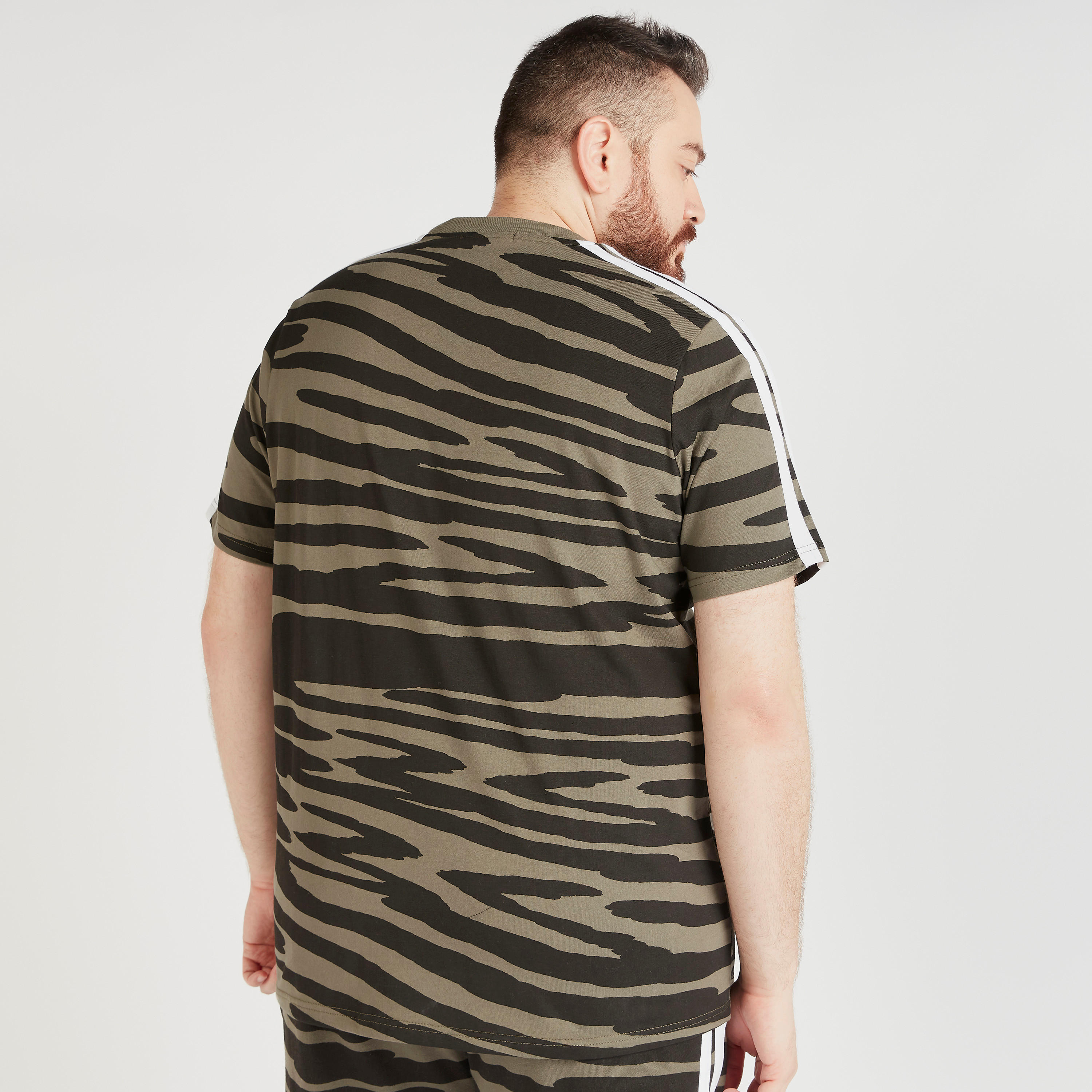 تيشيرت بياقة ضيّقة وأكمام قصيرة وتفاصيل شريط وطبعات-men-clothing-tshirtsandpolos-tshirts-image-4