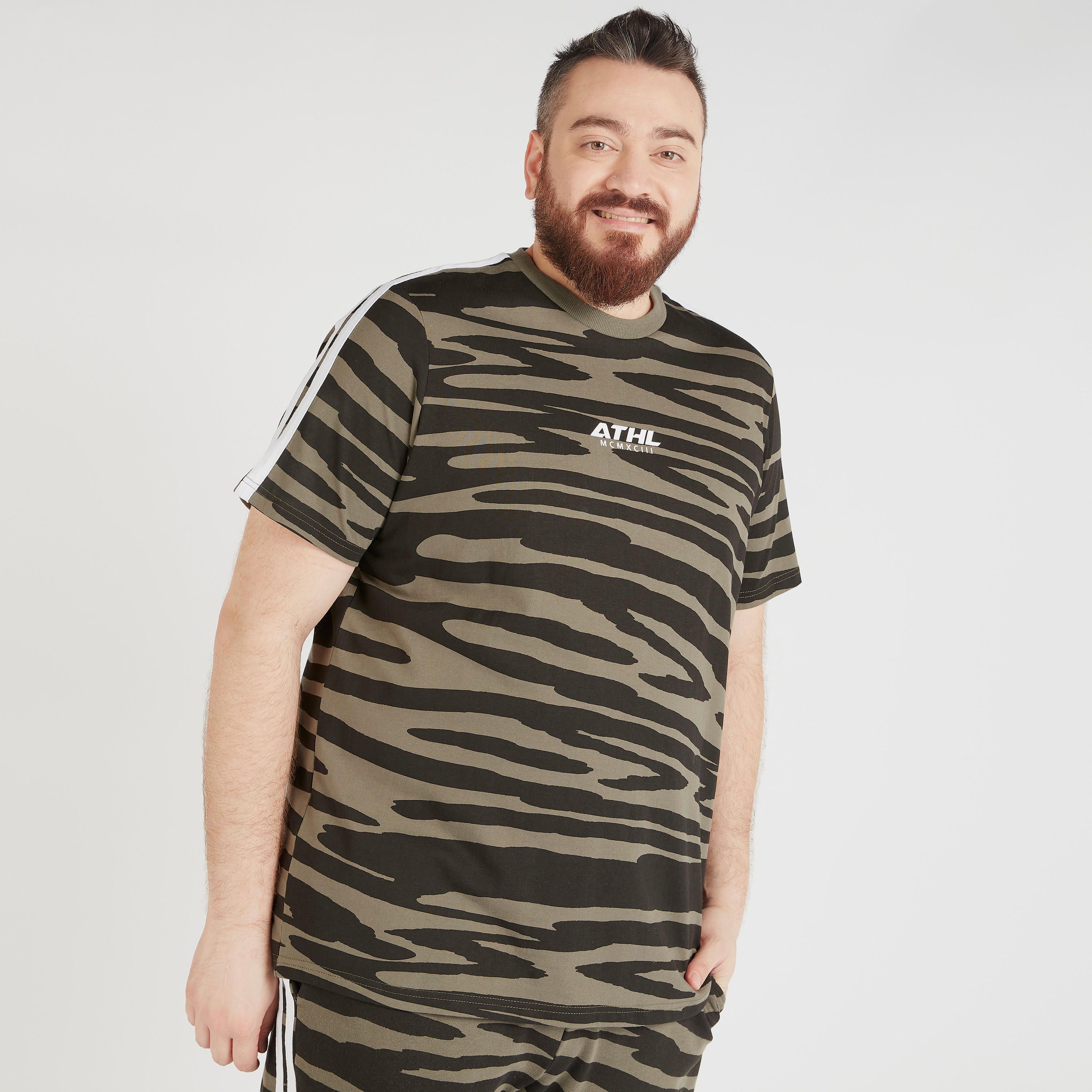 تيشيرت بياقة ضيّقة وأكمام قصيرة وتفاصيل شريط وطبعات-men-clothing-tshirtsandpolos-tshirts-image-5