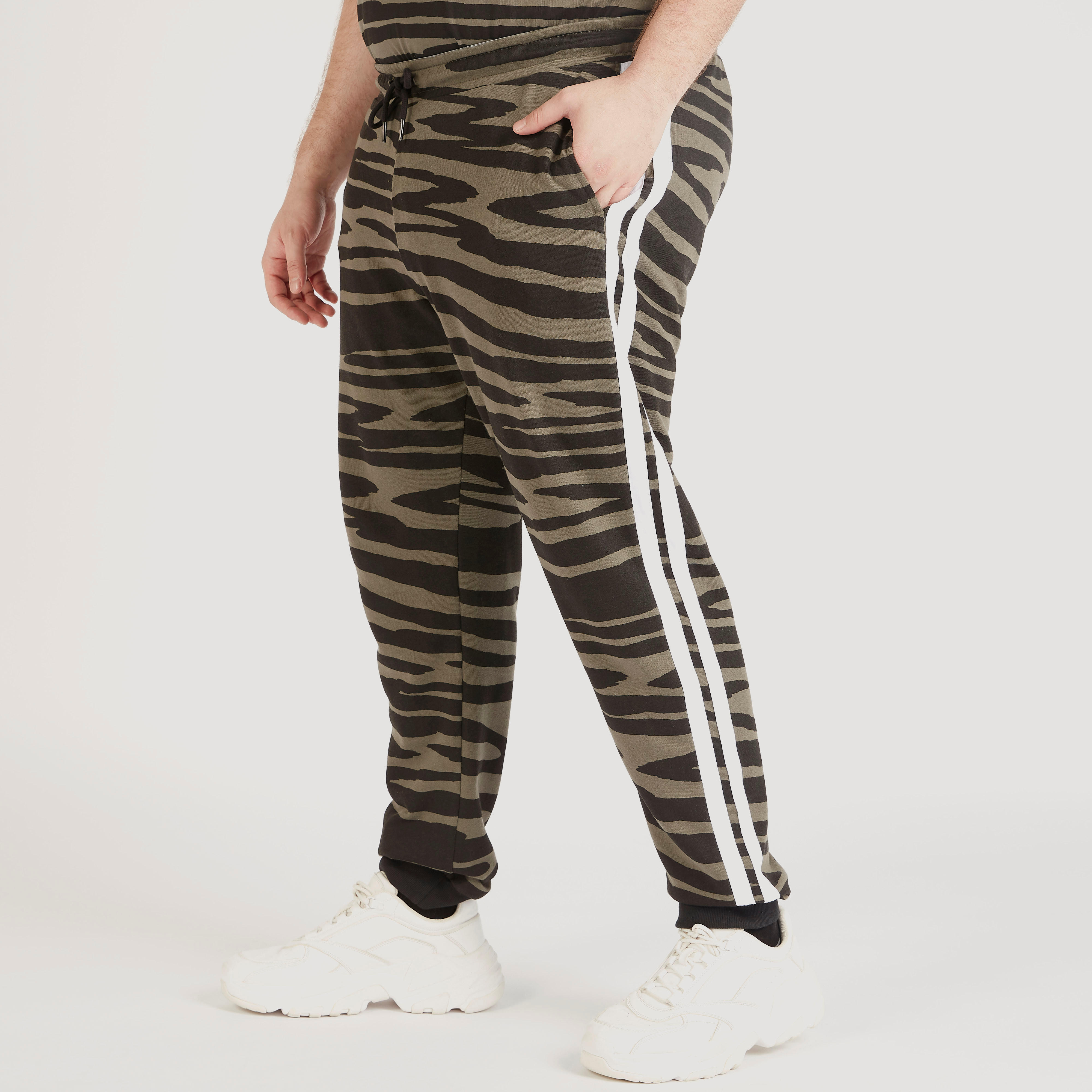 بنطلون رياضي برباط إغلاق وخصر متوسط الارتفاع وطبعات حيوانات-men-clothing-bottoms-joggers-image-1