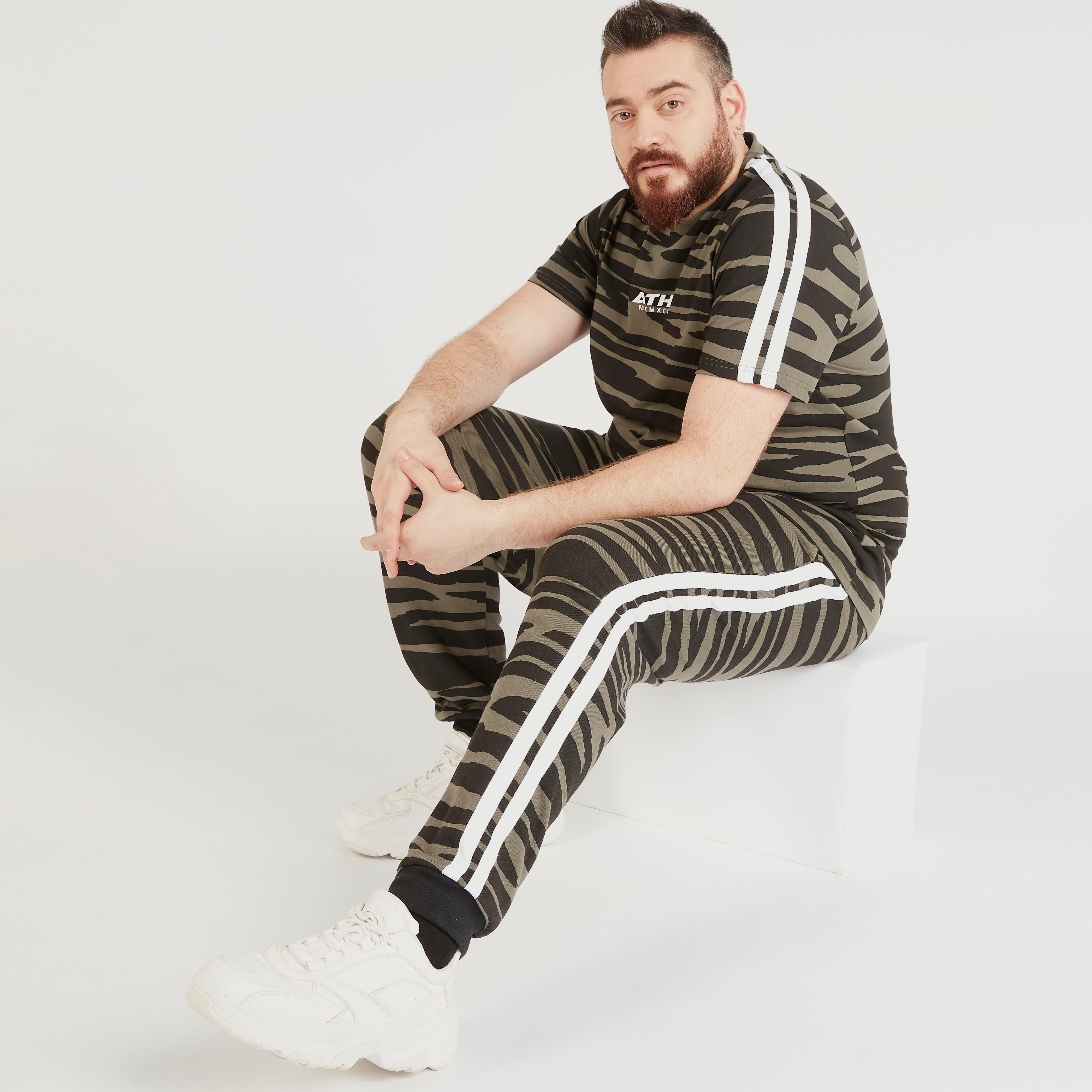 بنطلون رياضي برباط إغلاق وخصر متوسط الارتفاع وطبعات حيوانات-men-clothing-bottoms-joggers-image-2