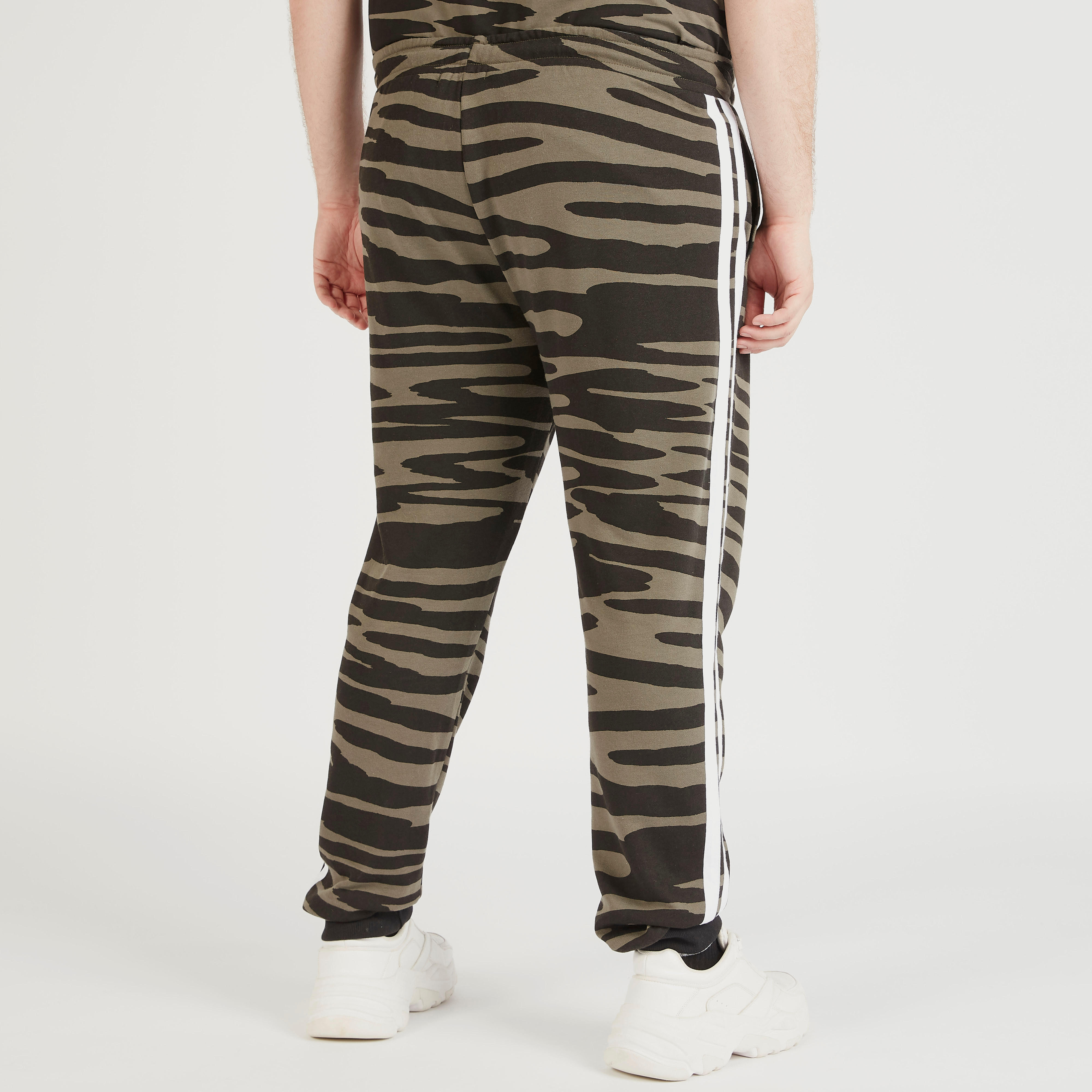 بنطلون رياضي برباط إغلاق وخصر متوسط الارتفاع وطبعات حيوانات-men-clothing-bottoms-joggers-image-4