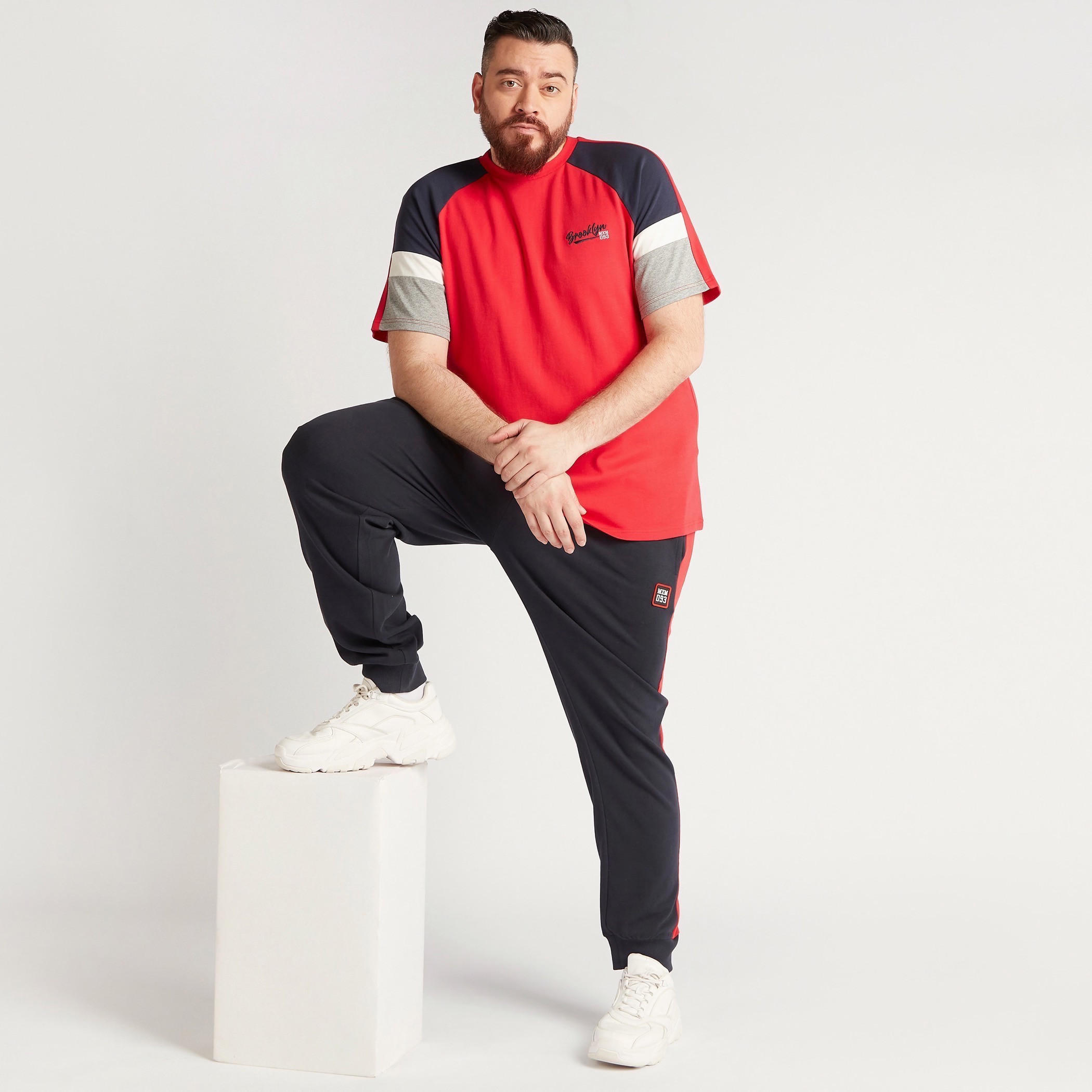 بنطلون رياضي بشرائط برباط إغلاق وجيوب-men-clothing-bottoms-joggers-image-4