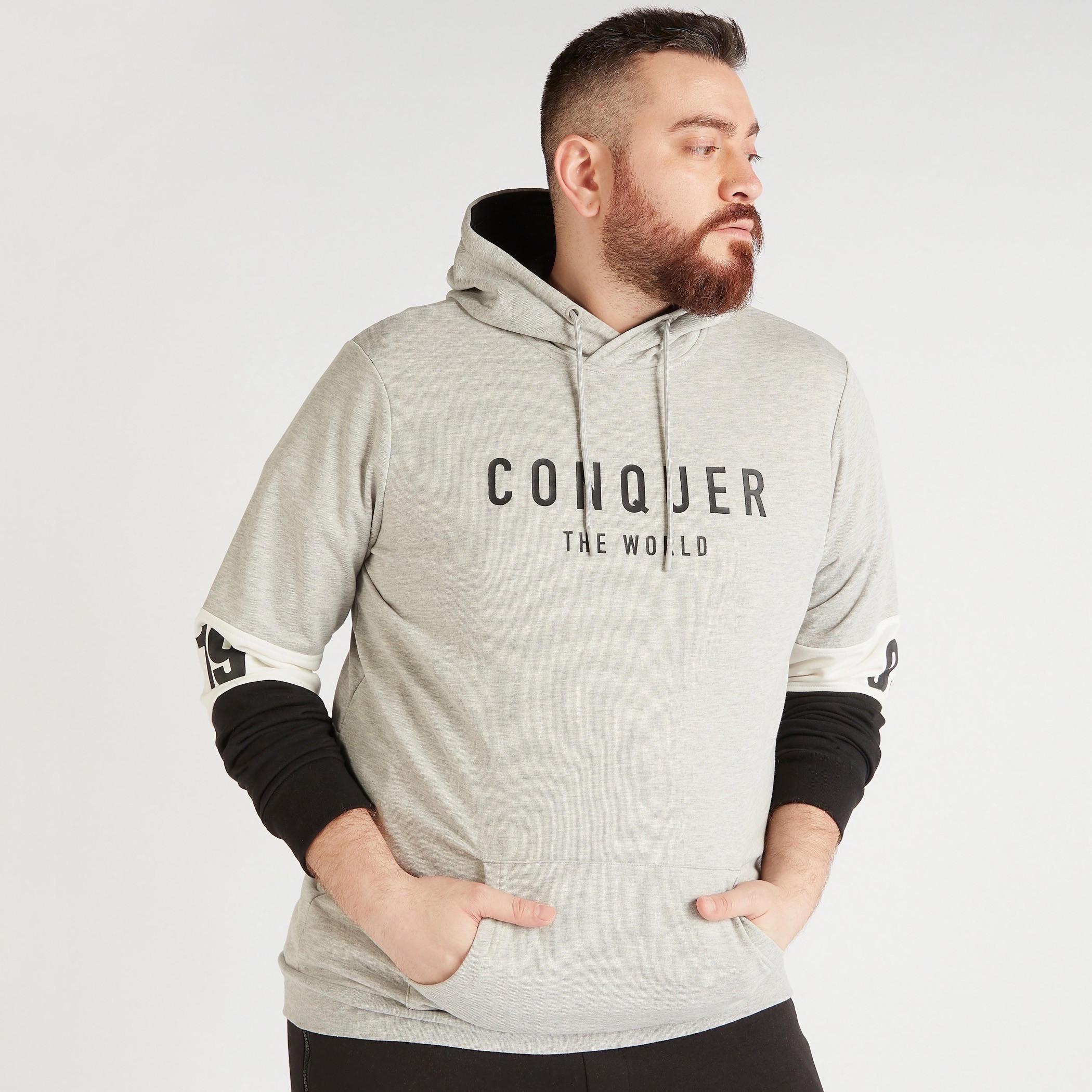 هودي بطبعات وأكمام طويلة وجيوب كنغر-men-winterwear-hoodiesandsweatshirts-image-1