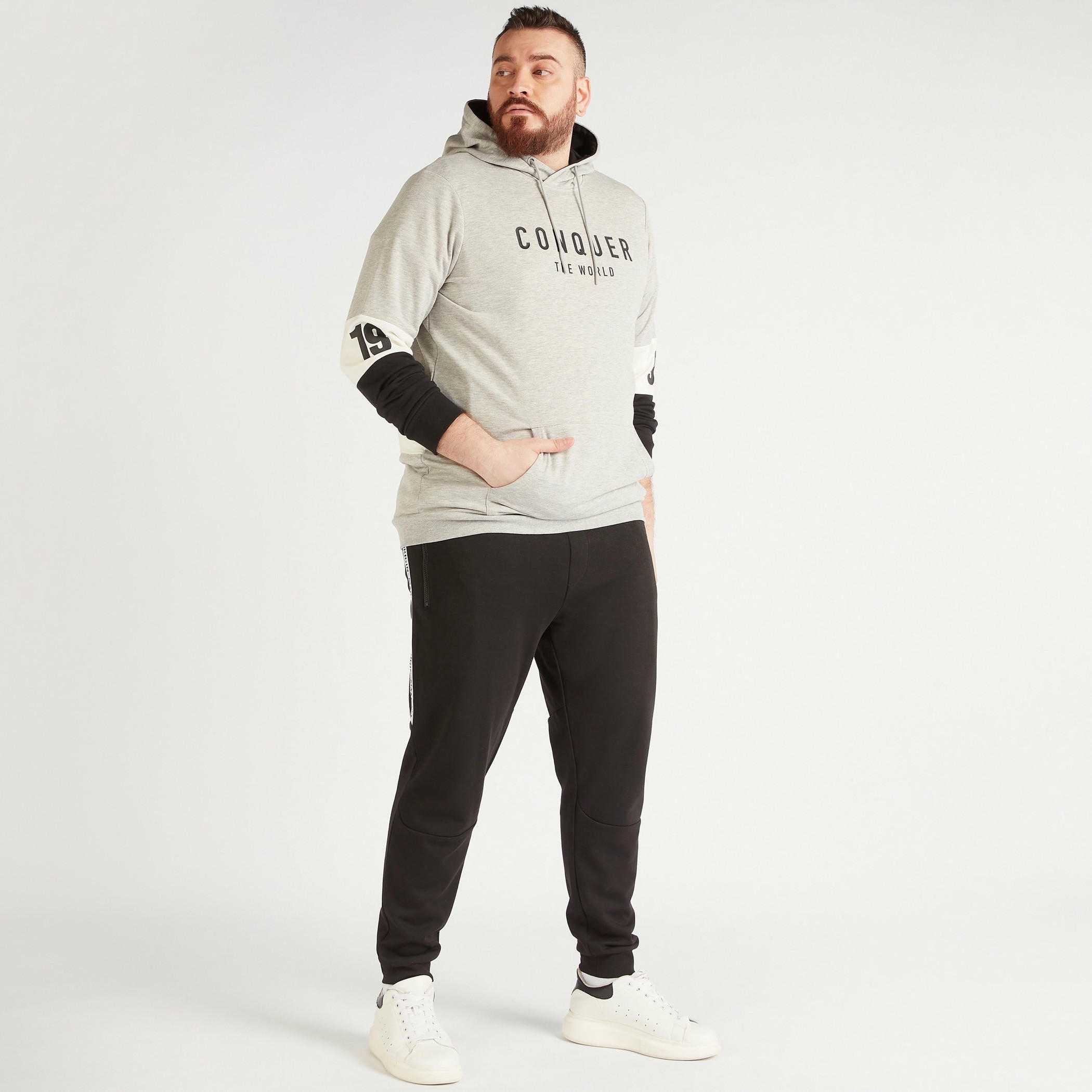 هودي بطبعات وأكمام طويلة وجيوب كنغر-men-winterwear-hoodiesandsweatshirts-image-2