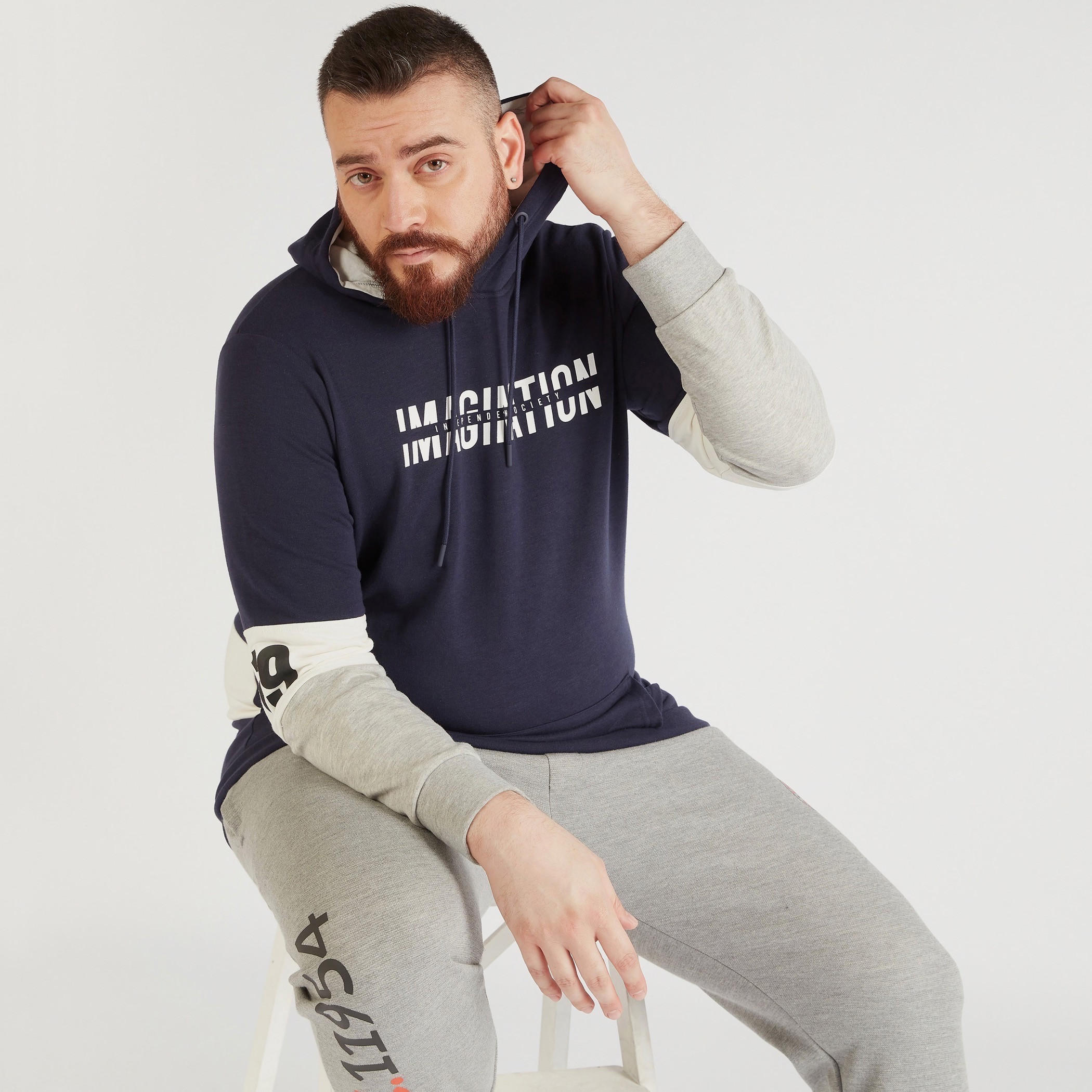 هودي بطبعات وأكمام طويلة وجيوب كنغر-men-winterwear-hoodiesandsweatshirts-image-1