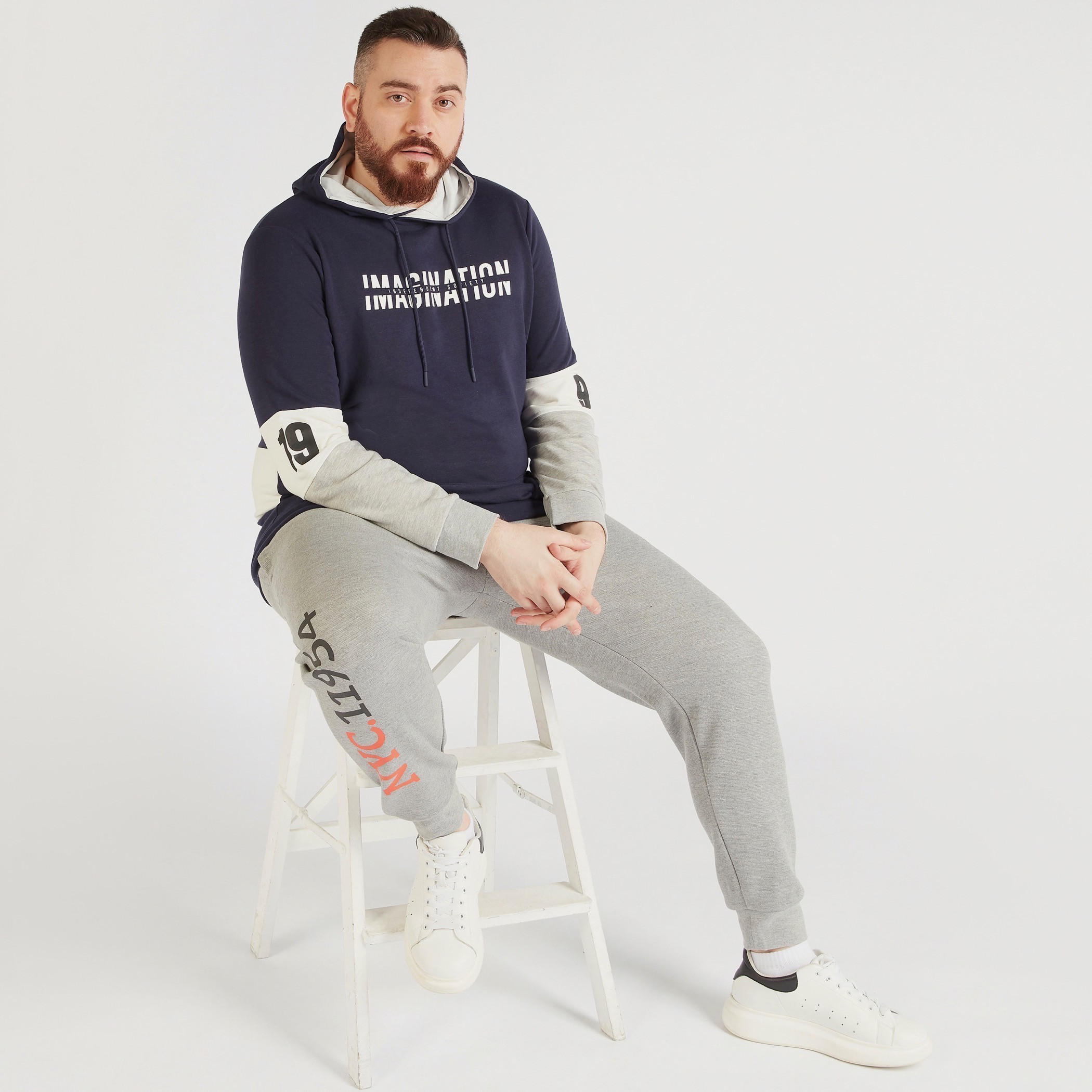 هودي بطبعات وأكمام طويلة وجيوب كنغر-men-winterwear-hoodiesandsweatshirts-image-2