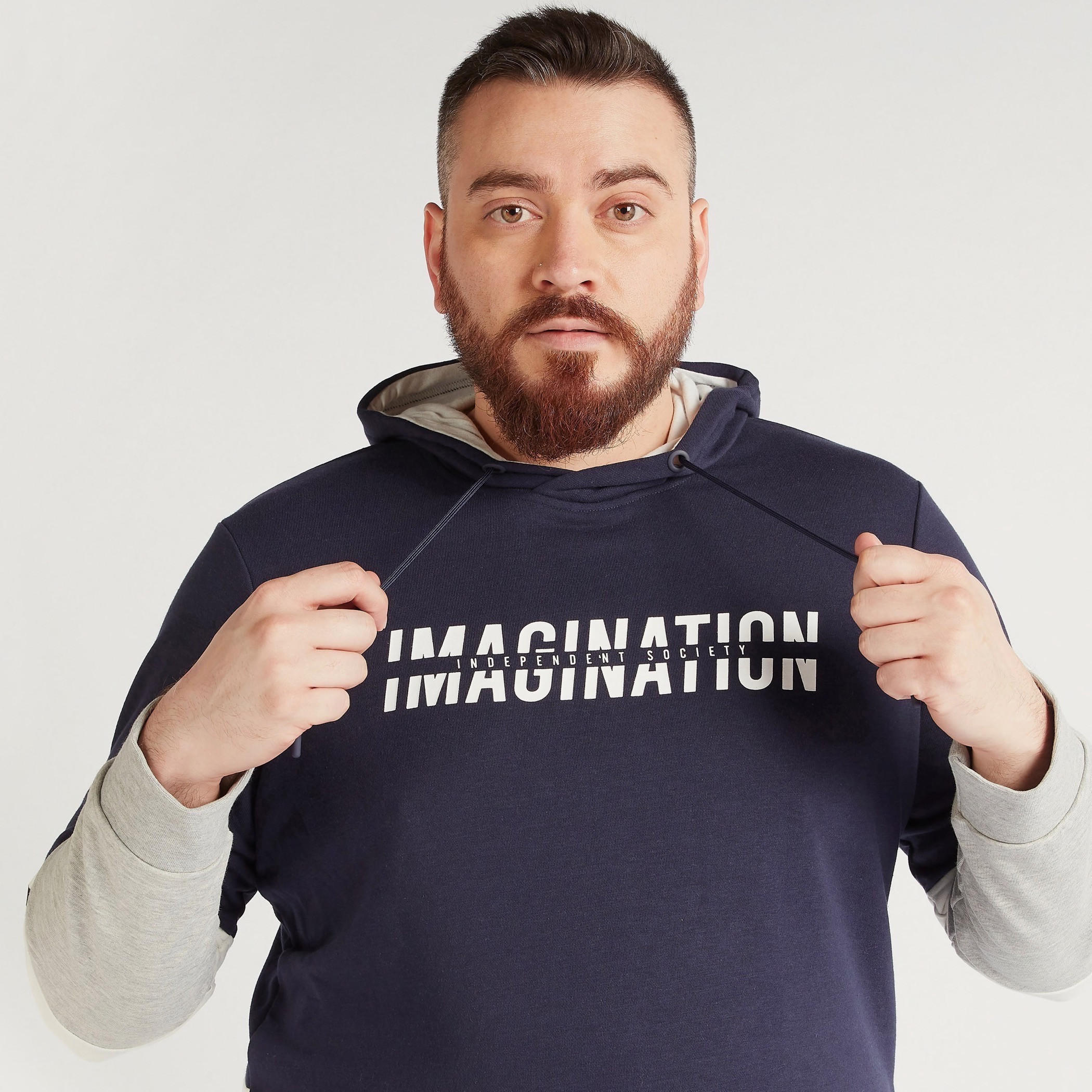 هودي بطبعات وأكمام طويلة وجيوب كنغر-men-winterwear-hoodiesandsweatshirts-image-3