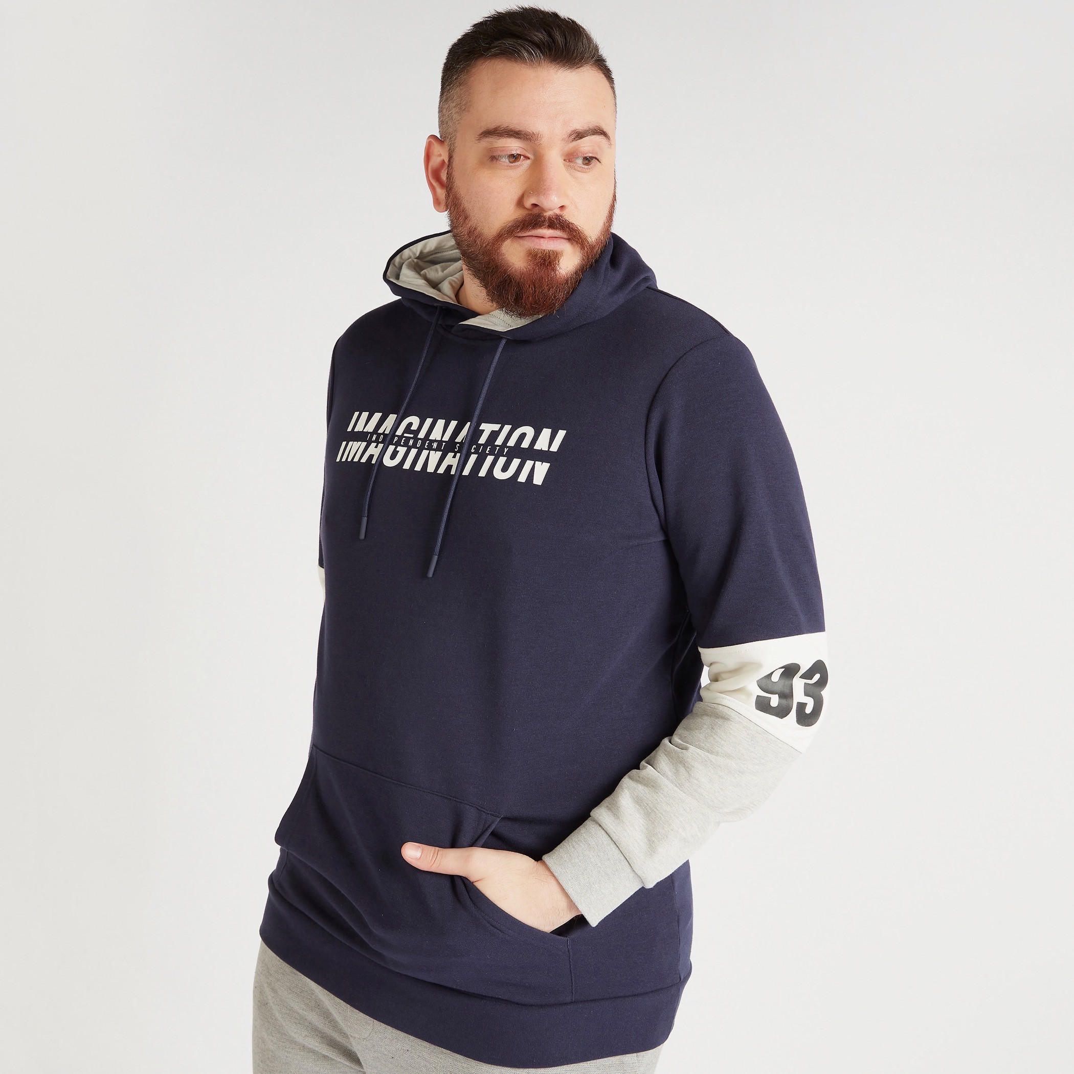 هودي بطبعات وأكمام طويلة وجيوب كنغر-men-winterwear-hoodiesandsweatshirts-image-7