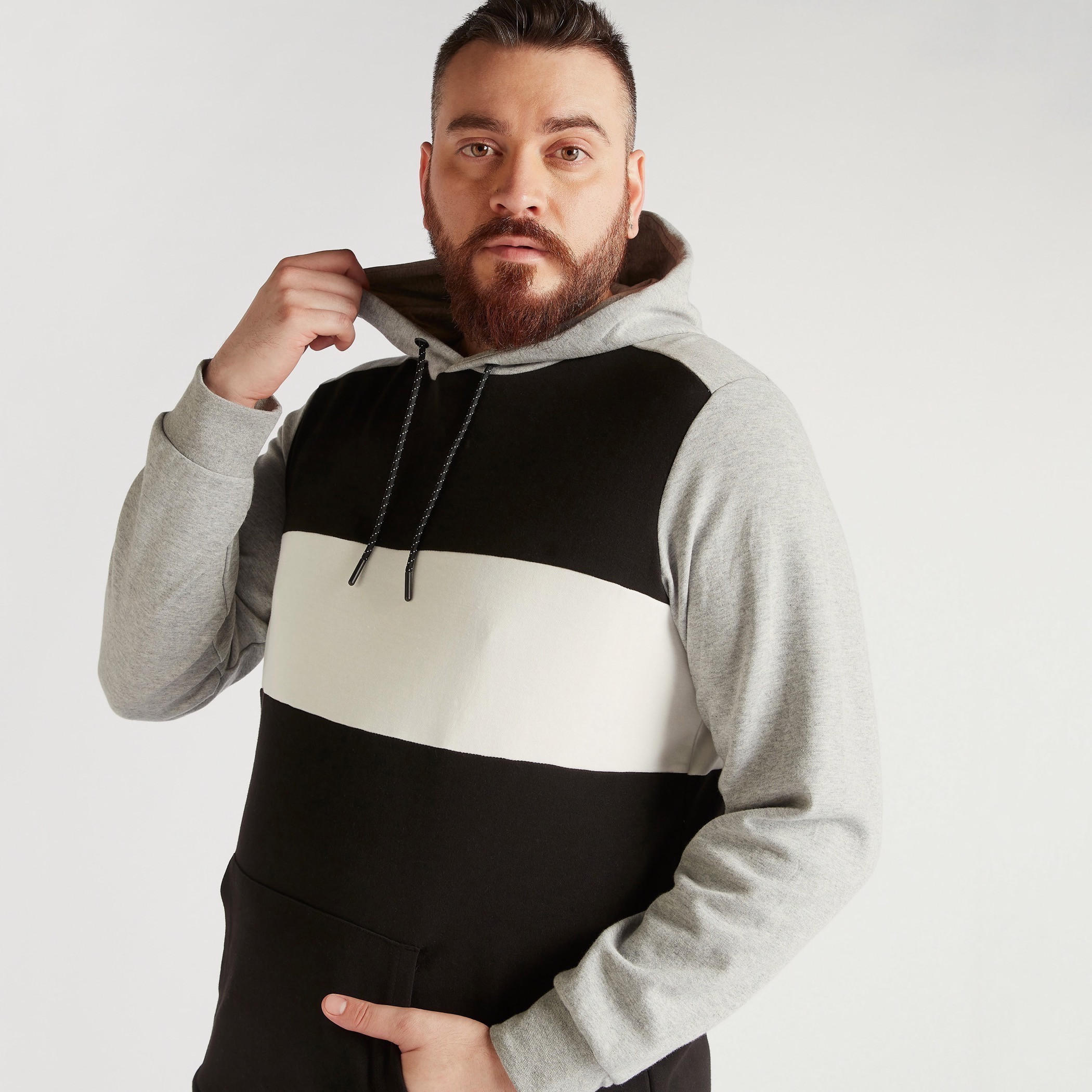 هودي قوالب ملوّنة وقبعّة وأكمام طويلة وجيوب كنغر-men-winterwear-hoodiesandsweatshirts-image-1