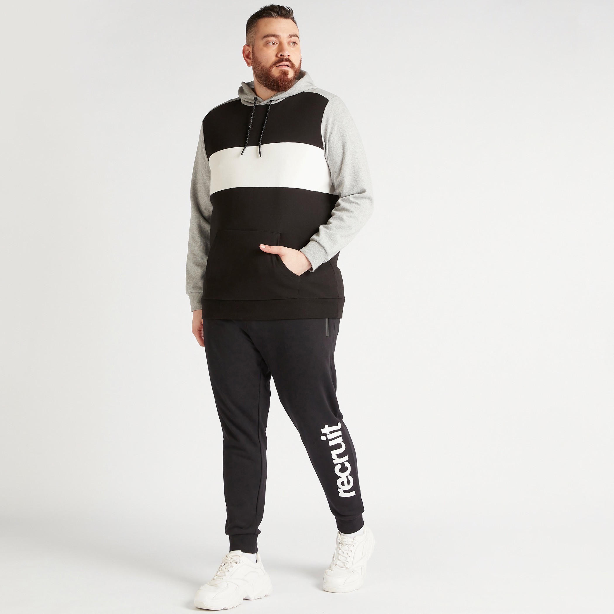 هودي قوالب ملوّنة وقبعّة وأكمام طويلة وجيوب كنغر-men-winterwear-hoodiesandsweatshirts-image-2