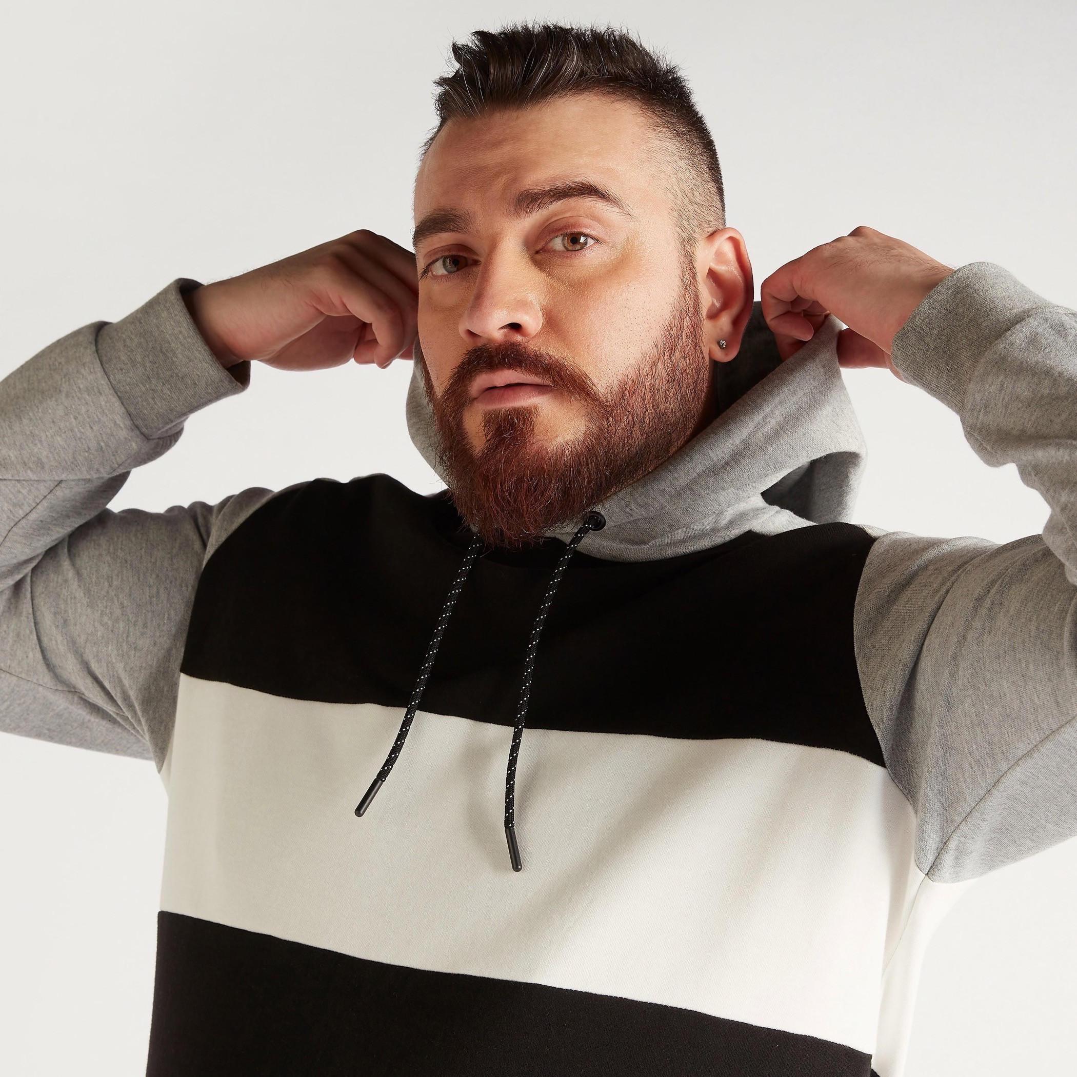 هودي قوالب ملوّنة وقبعّة وأكمام طويلة وجيوب كنغر-men-winterwear-hoodiesandsweatshirts-image-3