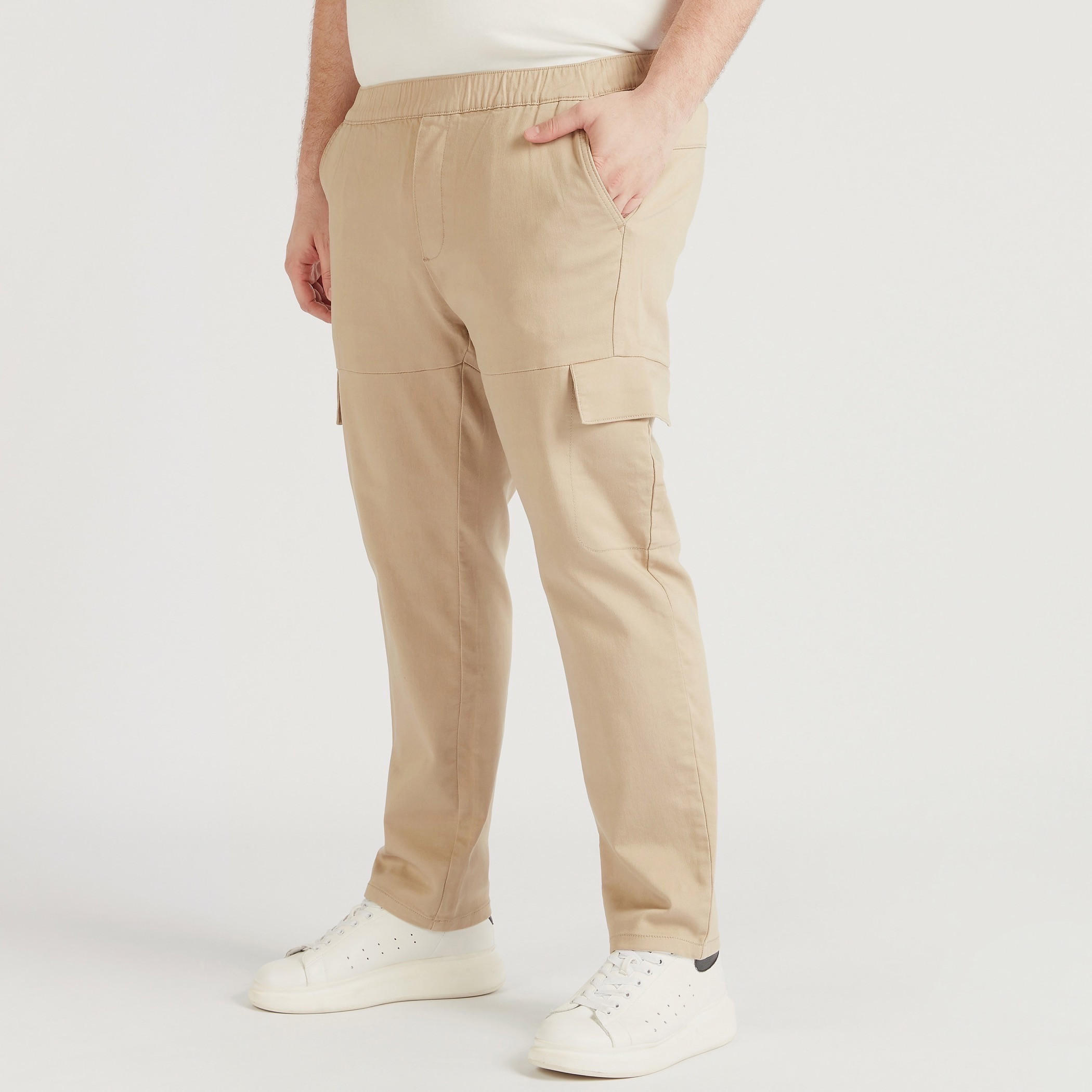 بنطلون كارجو سادة بخصر مطّاطي وجيوب-men-clothing-bottoms-trousersandchinos-trousers-image-4