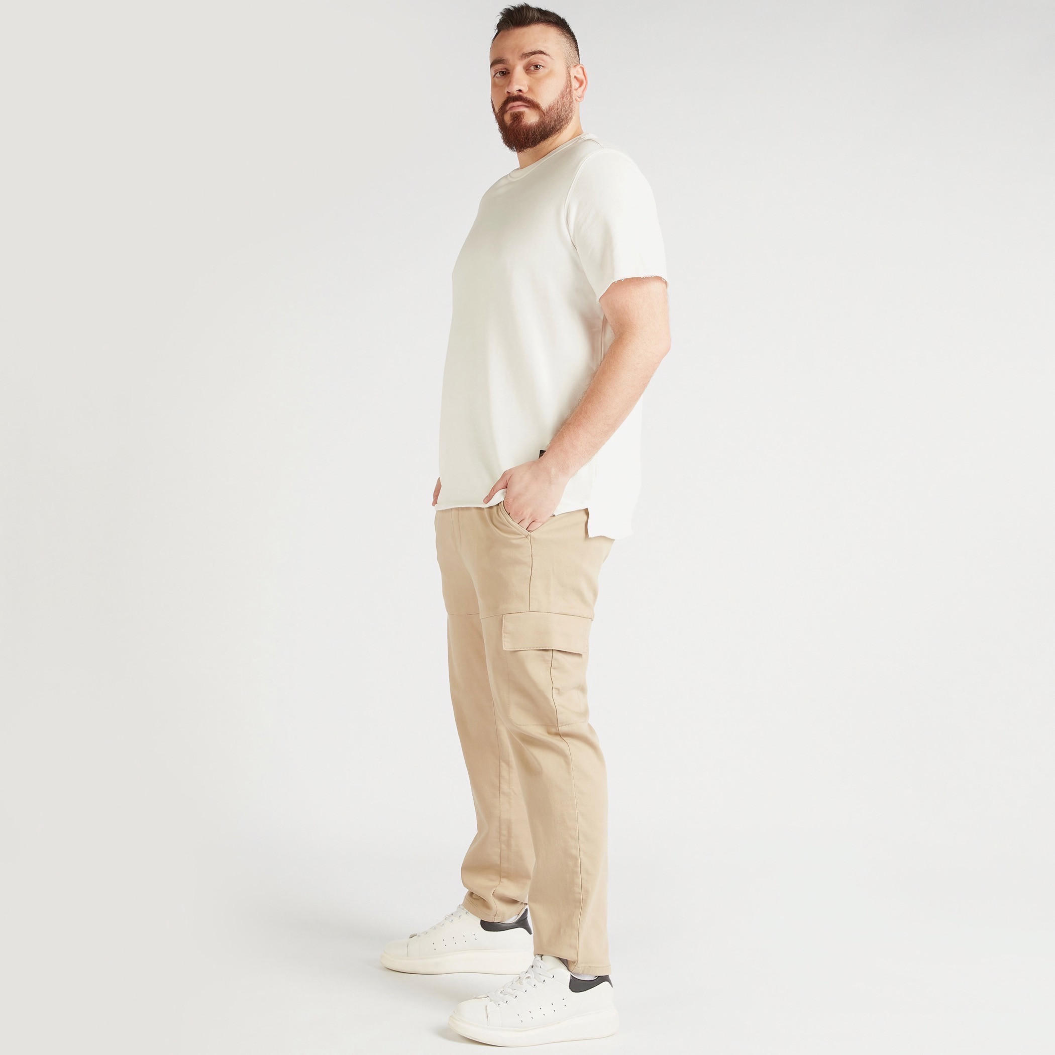 بنطلون كارجو سادة بخصر مطّاطي وجيوب-men-clothing-bottoms-trousersandchinos-trousers-image-3