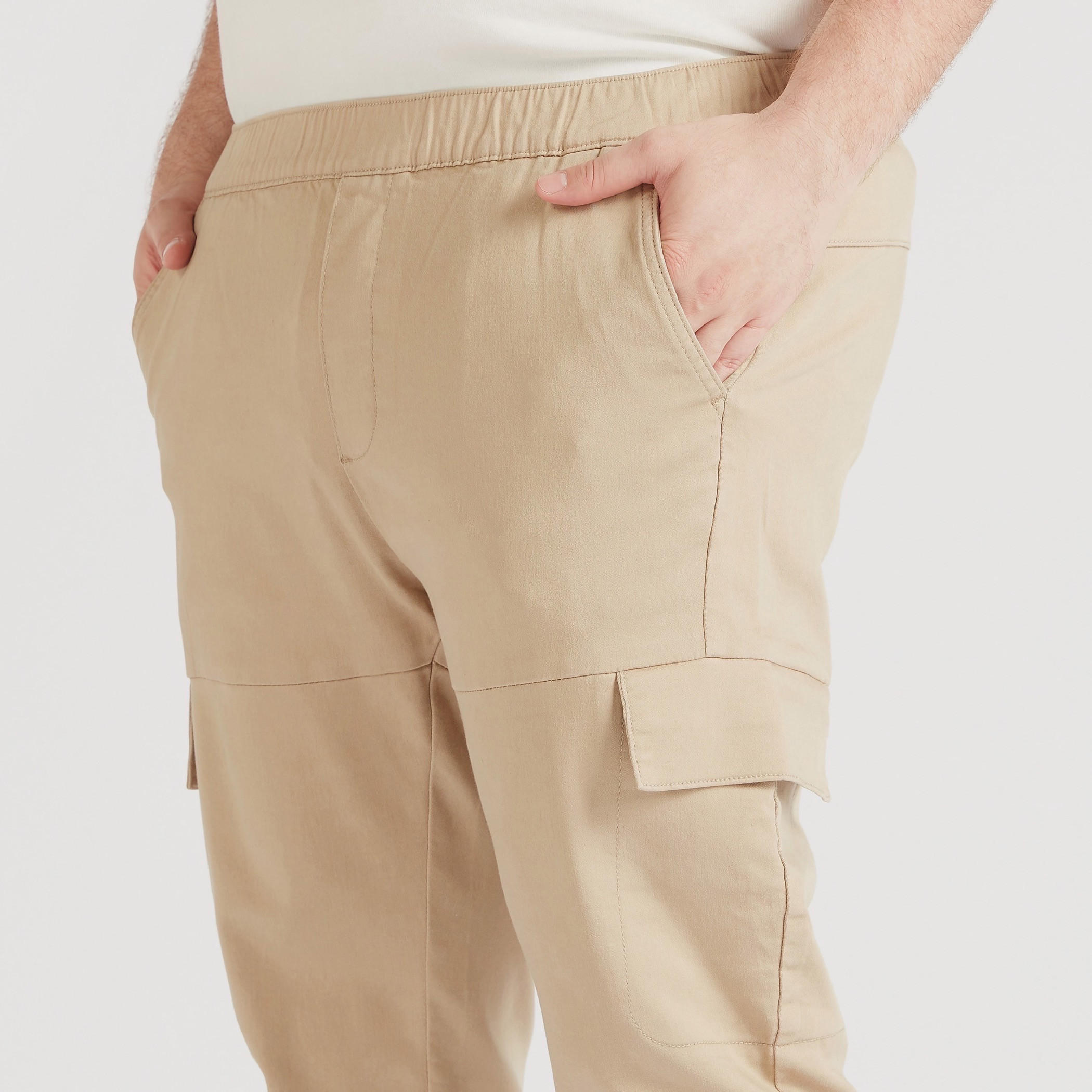 بنطلون كارجو سادة بخصر مطّاطي وجيوب-men-clothing-bottoms-trousersandchinos-trousers-image-2