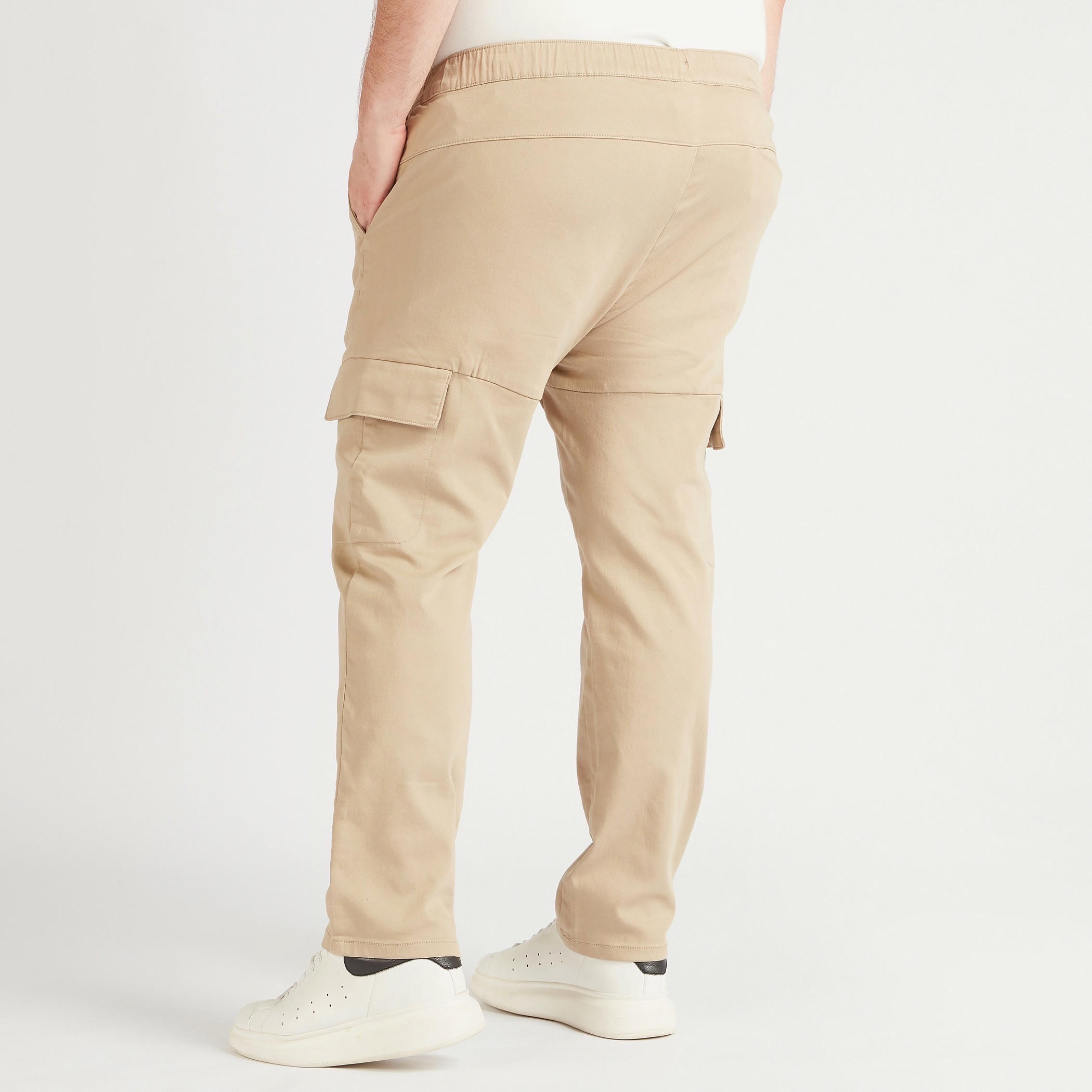بنطلون كارجو سادة بخصر مطّاطي وجيوب-men-clothing-bottoms-trousersandchinos-trousers-image-1