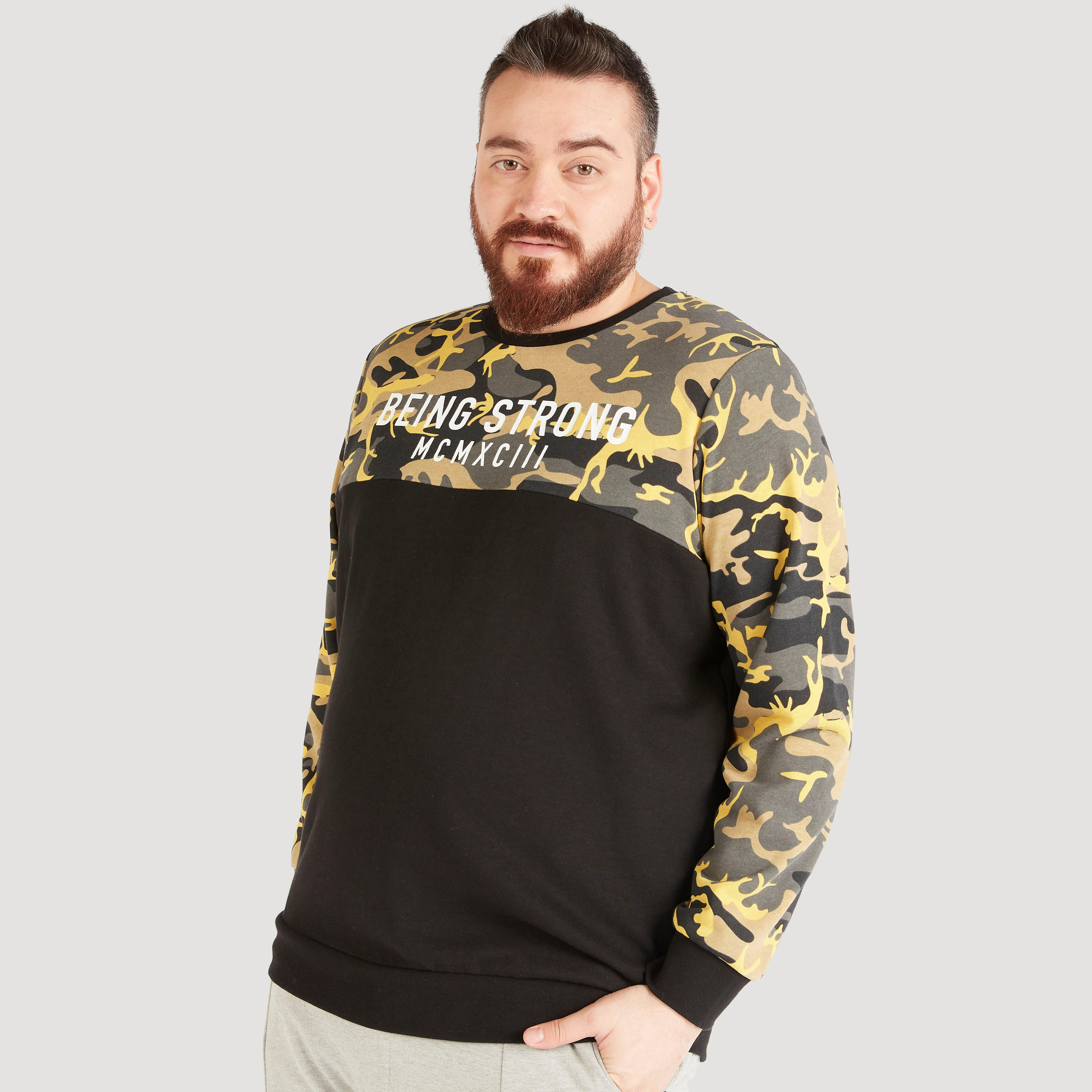 سويت شيرت بياقة ضيّقة وأكمام طويلة وطبعات-men-winterwear-hoodiesandsweatshirts-image-4