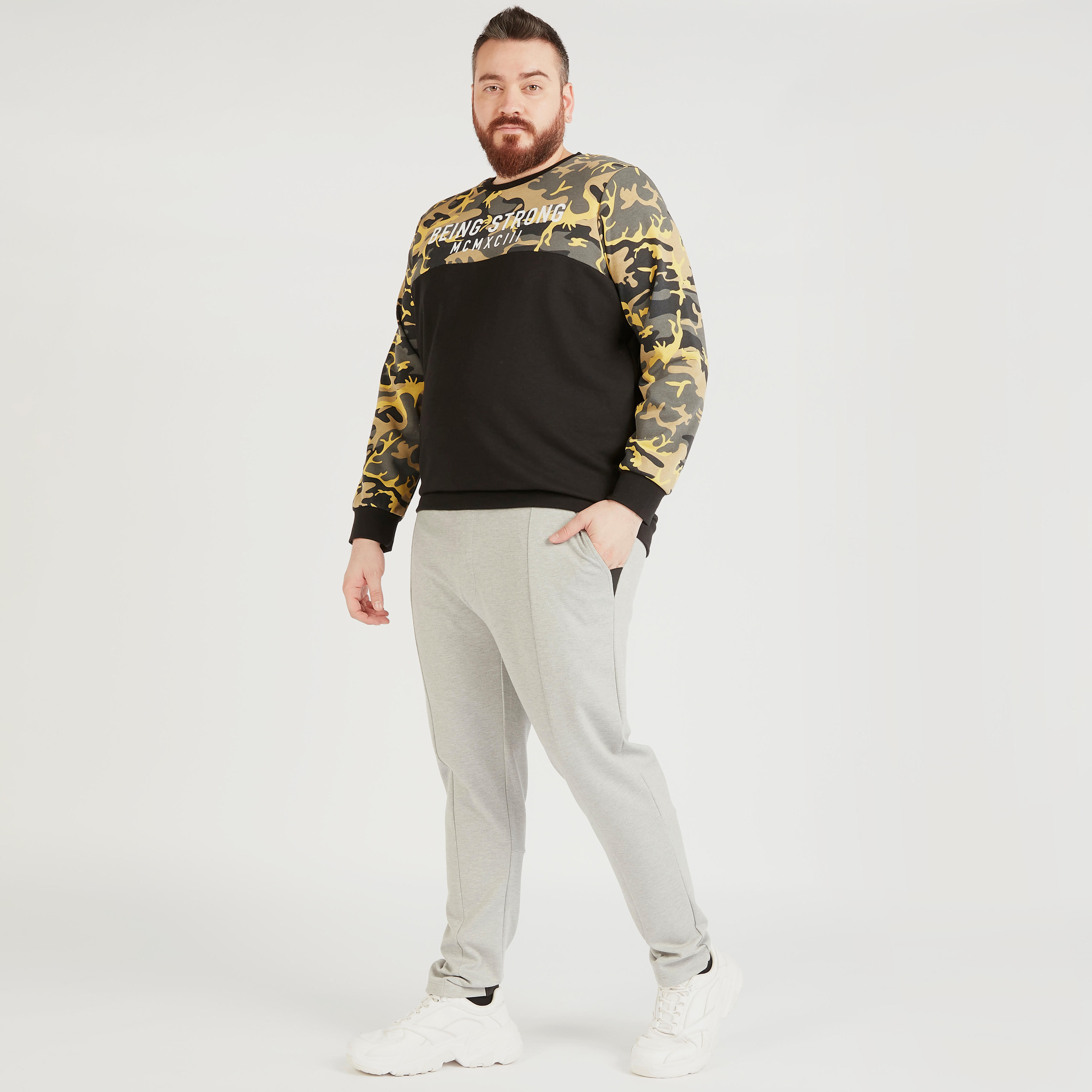 سويت شيرت بياقة ضيّقة وأكمام طويلة وطبعات-men-winterwear-hoodiesandsweatshirts-image-3