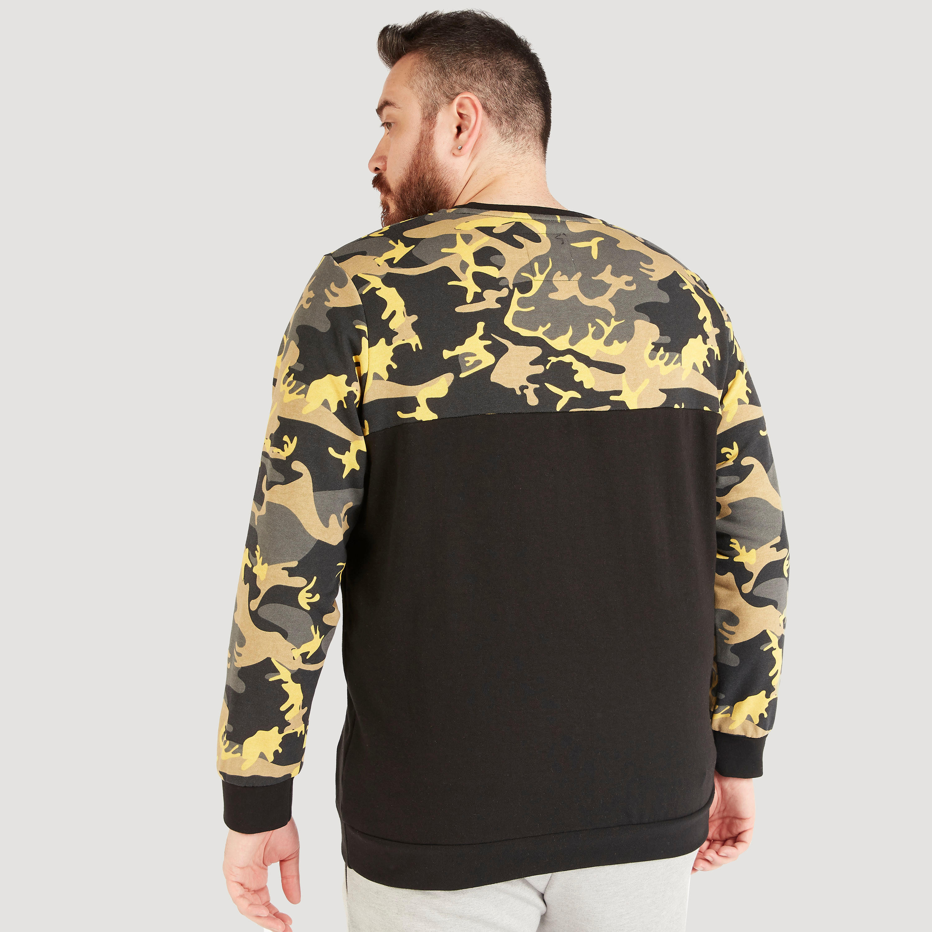 سويت شيرت بياقة ضيّقة وأكمام طويلة وطبعات-men-winterwear-hoodiesandsweatshirts-image-1