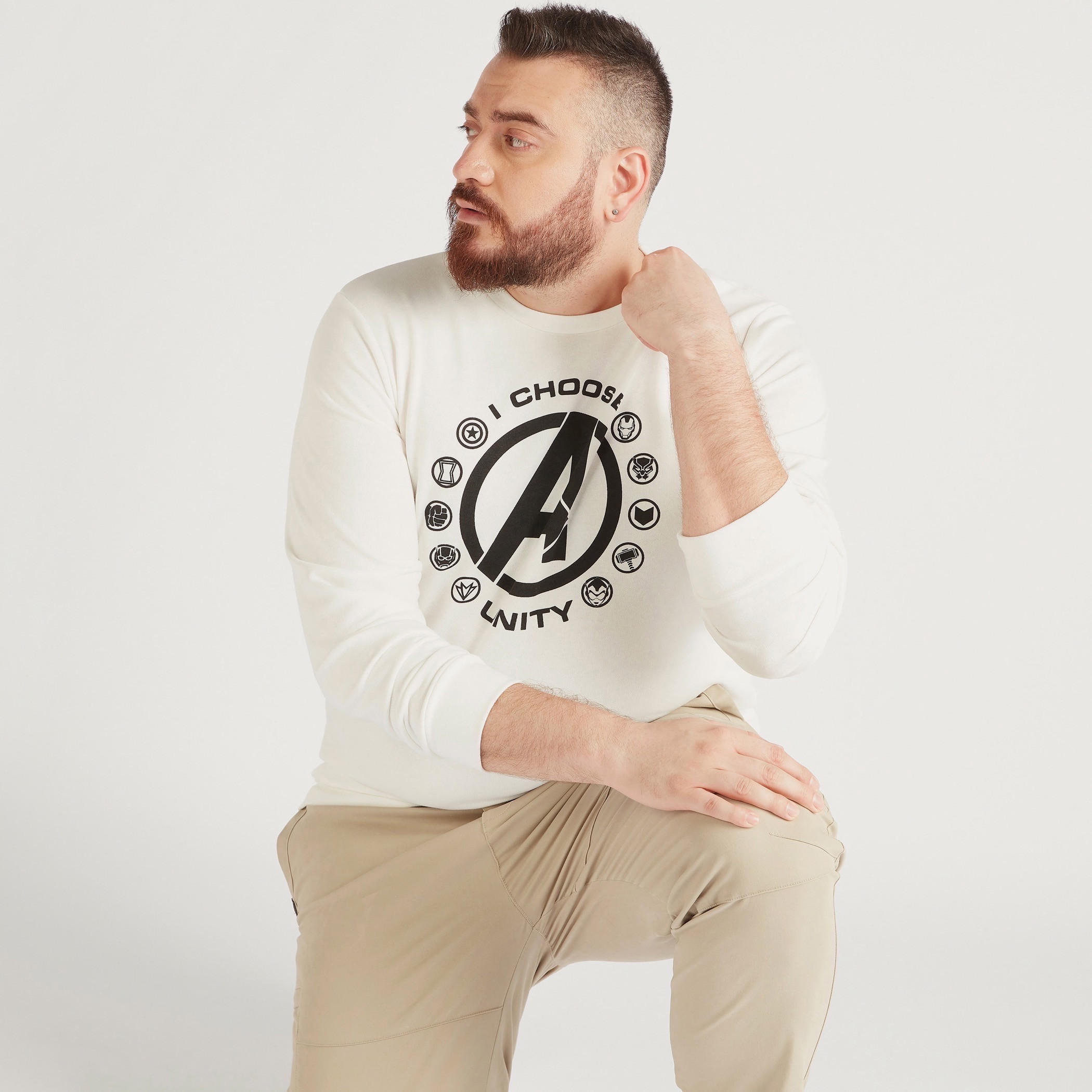 سويت شيرت بياقة ضيقة وأكمام طويلة وطبعات جرافيكيّة-men-winterwear-hoodiesandsweatshirts-image-1