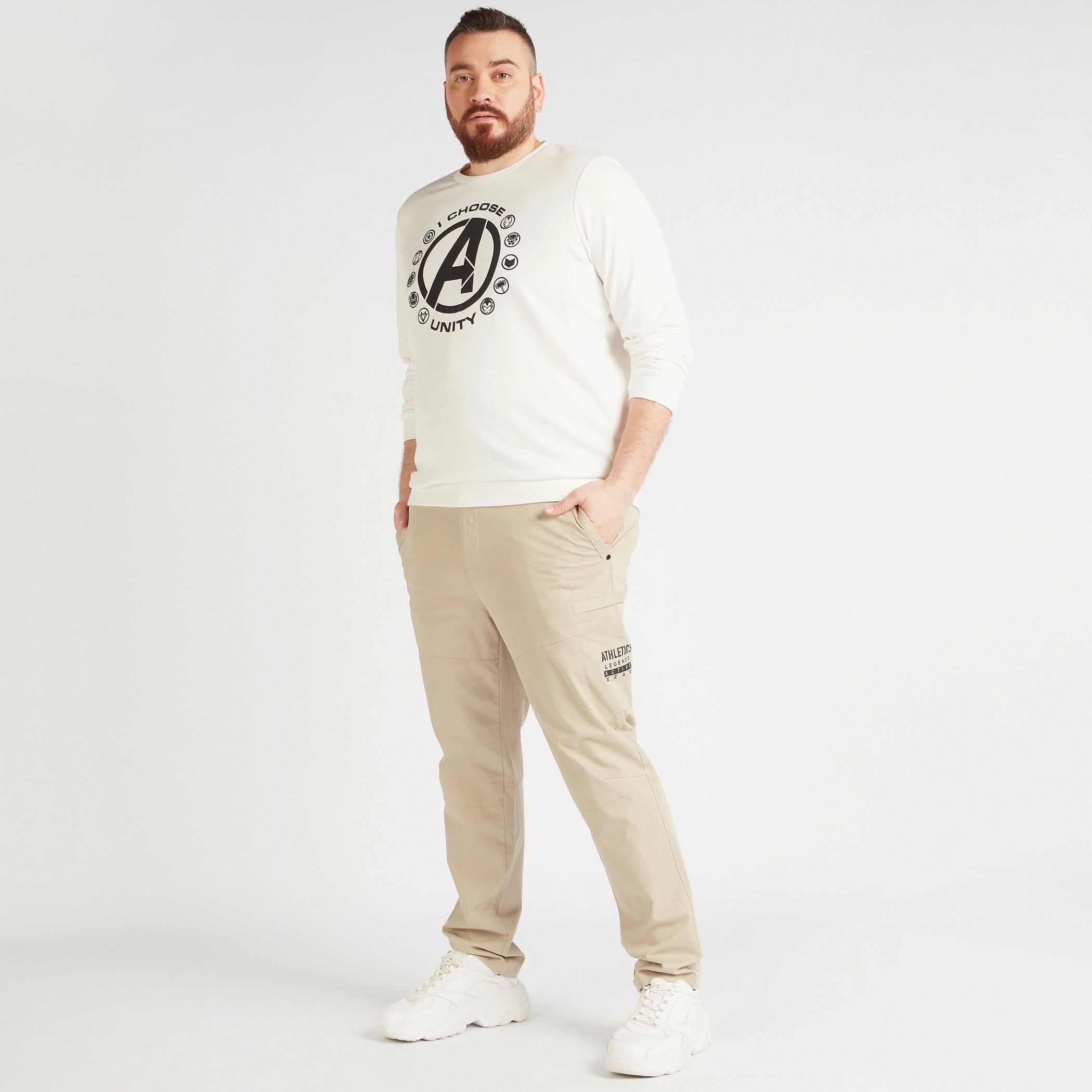 سويت شيرت بياقة ضيقة وأكمام طويلة وطبعات جرافيكيّة-men-winterwear-hoodiesandsweatshirts-image-2
