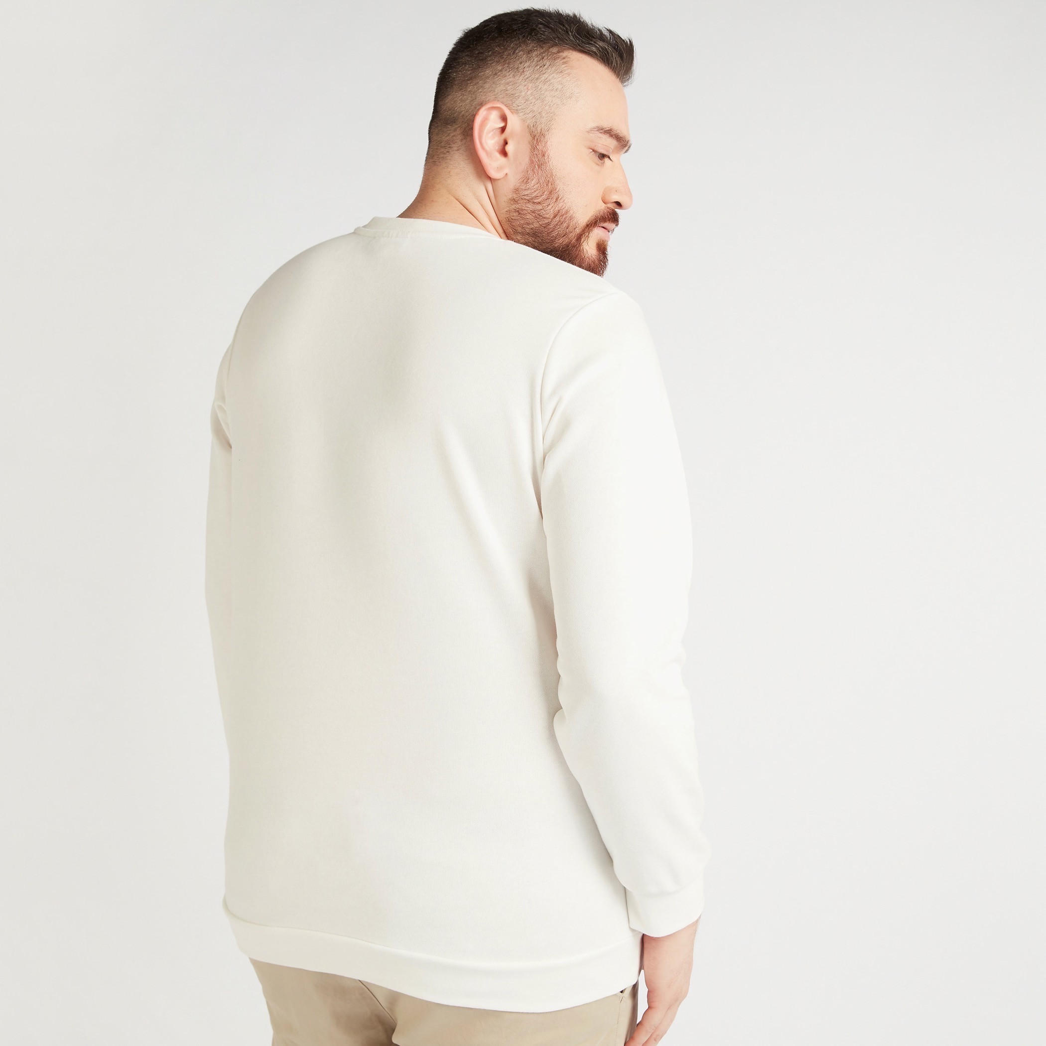 سويت شيرت بياقة ضيقة وأكمام طويلة وطبعات جرافيكيّة-men-winterwear-hoodiesandsweatshirts-image-4