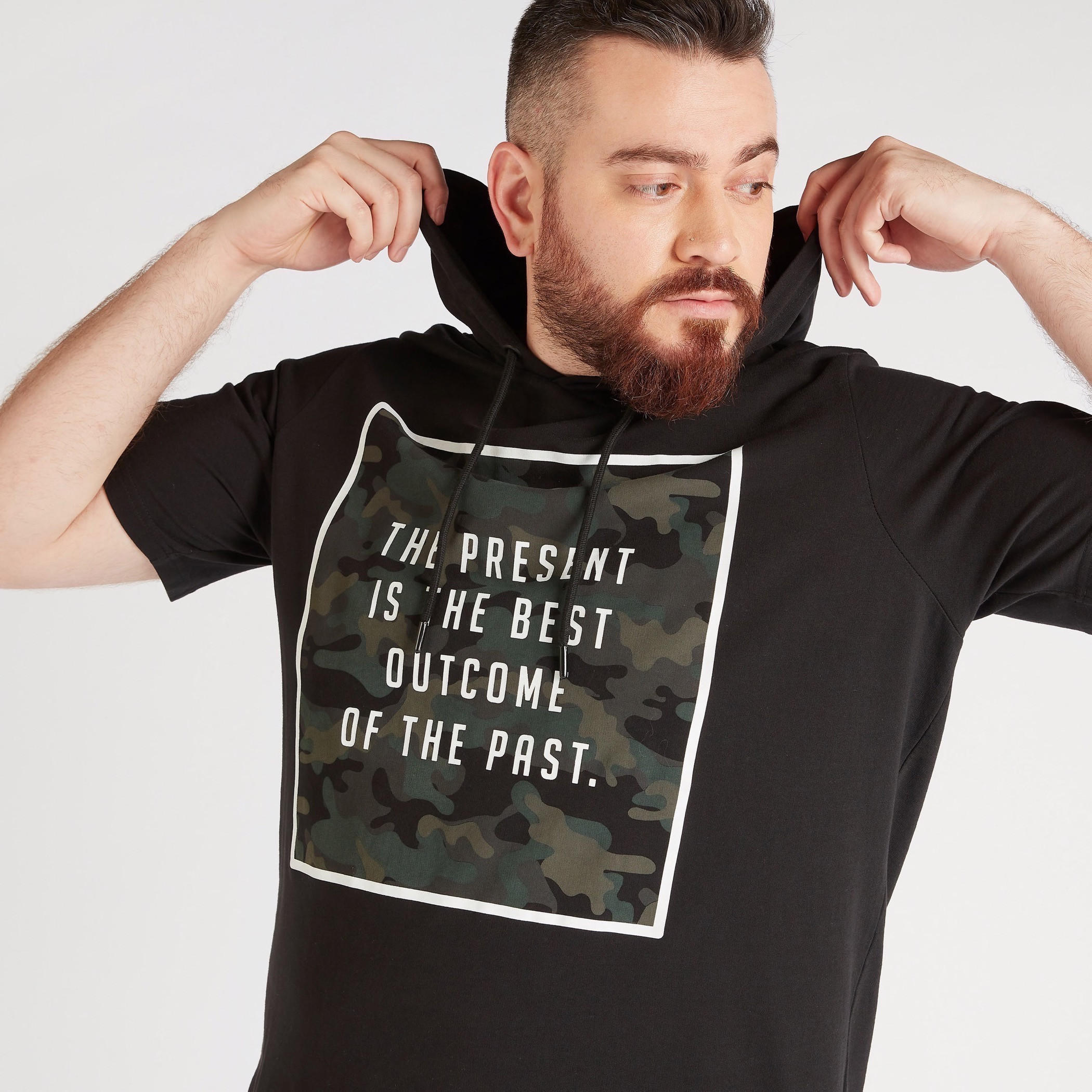 تيشيرت بياقة مستديرة وأكمام قصيرة وطبعات-men-clothing-tshirtsandpolos-tshirts-image-2