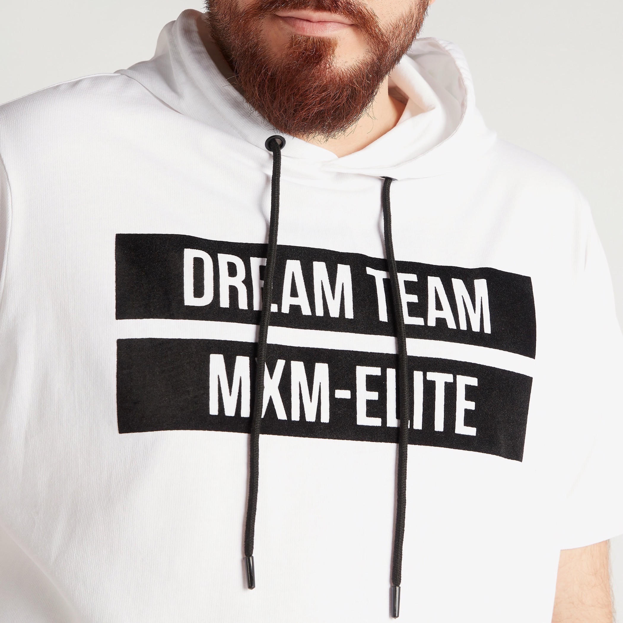 تيشيرت بقبعة وأكمام قصيرة ورباط وطبعات-men-clothing-tshirtsandpolos-tshirts-image-3