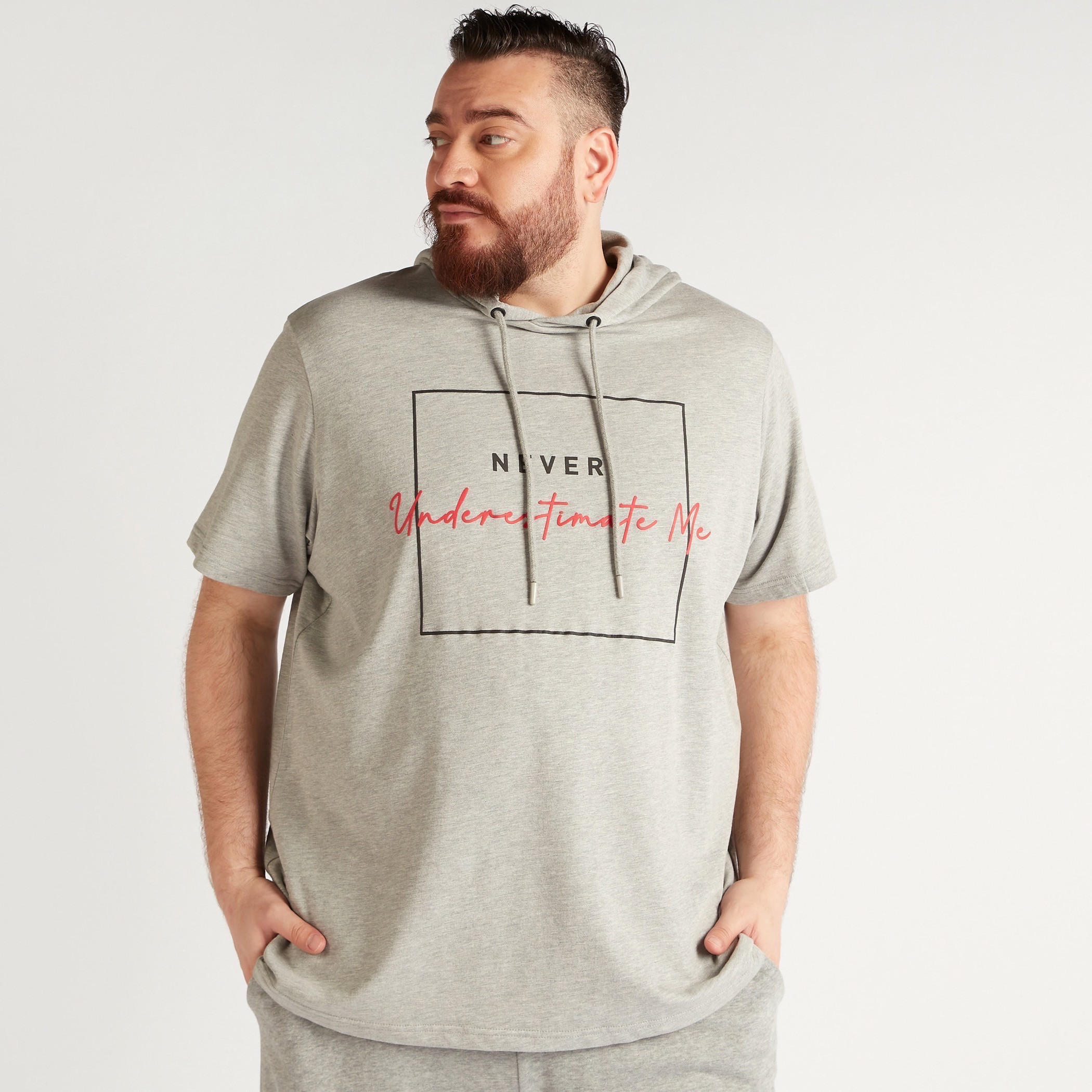 تيشيرت بقبعة وطبعات شعار وأكمام قصيرة ورباط-men-clothing-tshirtsandpolos-tshirts-image-1