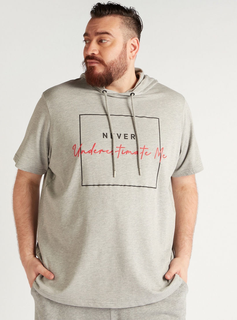 تيشيرت بقبعة وطبعات شعار وأكمام قصيرة ورباط-men-clothing-tshirtsandpolos-tshirts-image-1