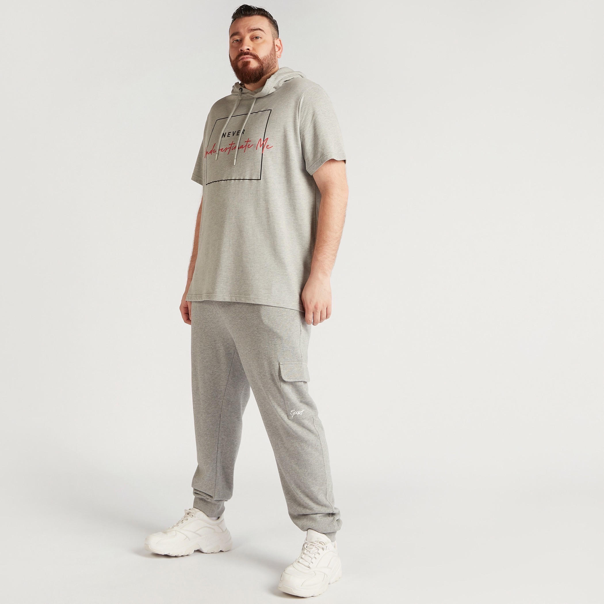 تيشيرت بقبعة وطبعات شعار وأكمام قصيرة ورباط-men-clothing-tshirtsandpolos-tshirts-image-2