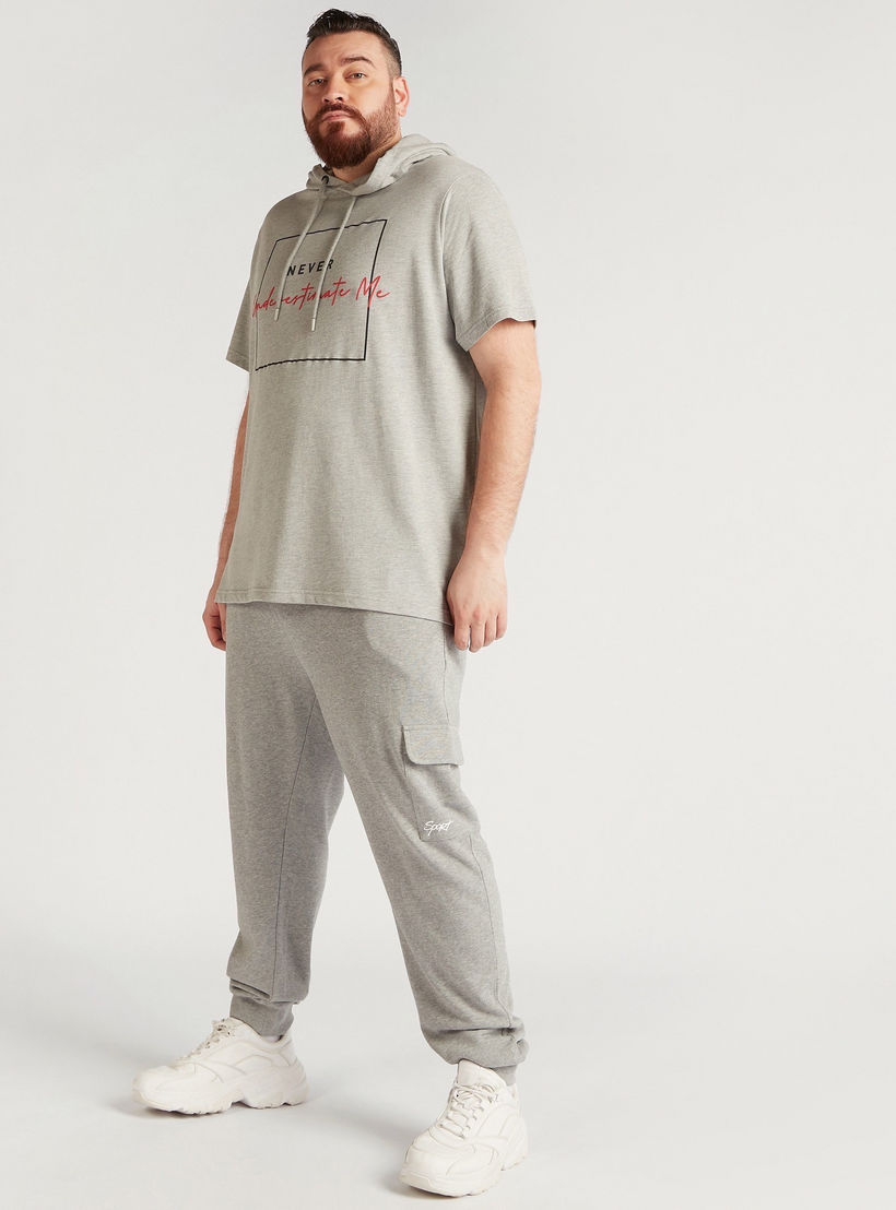 تيشيرت بقبعة وطبعات شعار وأكمام قصيرة ورباط-men-clothing-tshirtsandpolos-tshirts-image-2