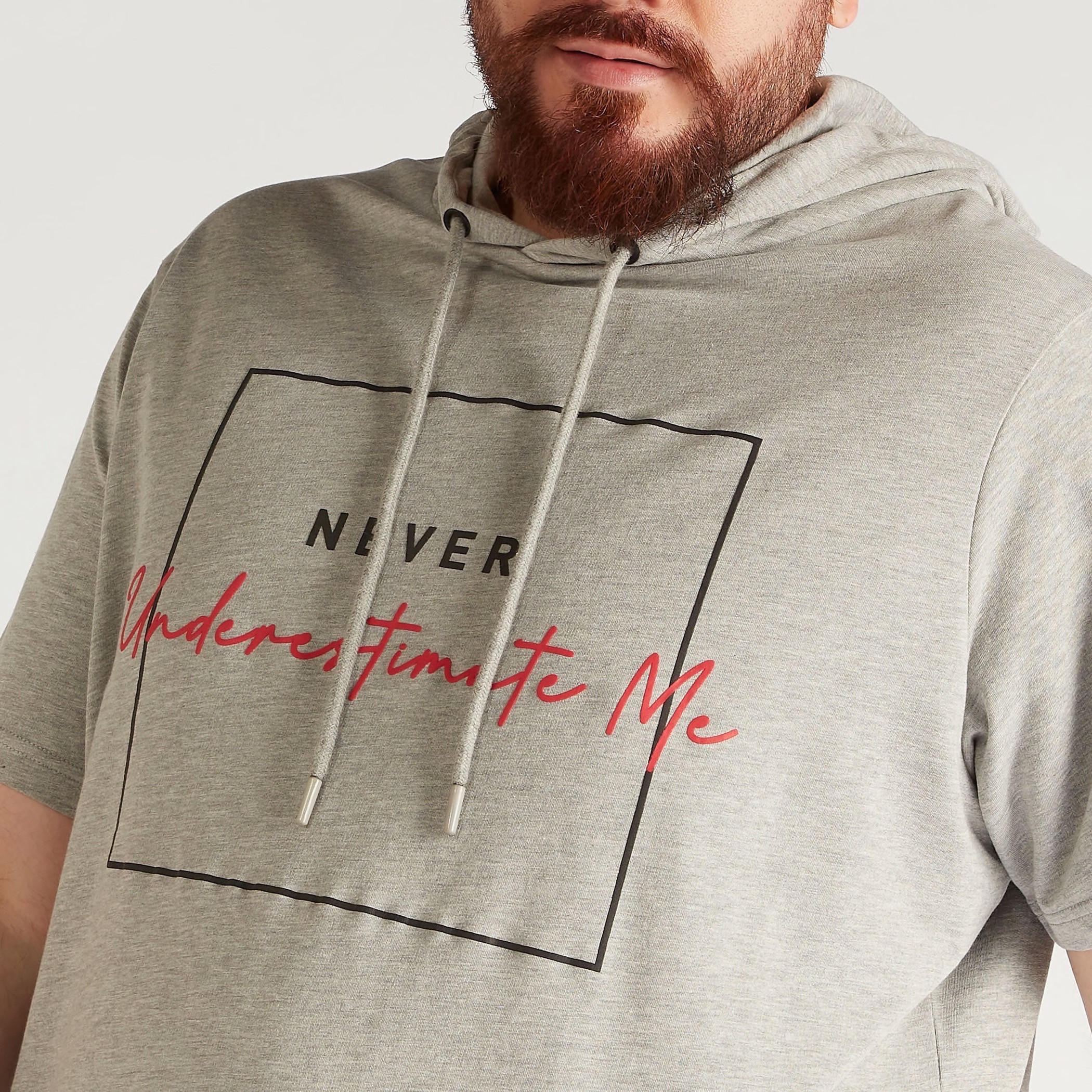 تيشيرت بقبعة وطبعات شعار وأكمام قصيرة ورباط-men-clothing-tshirtsandpolos-tshirts-image-3