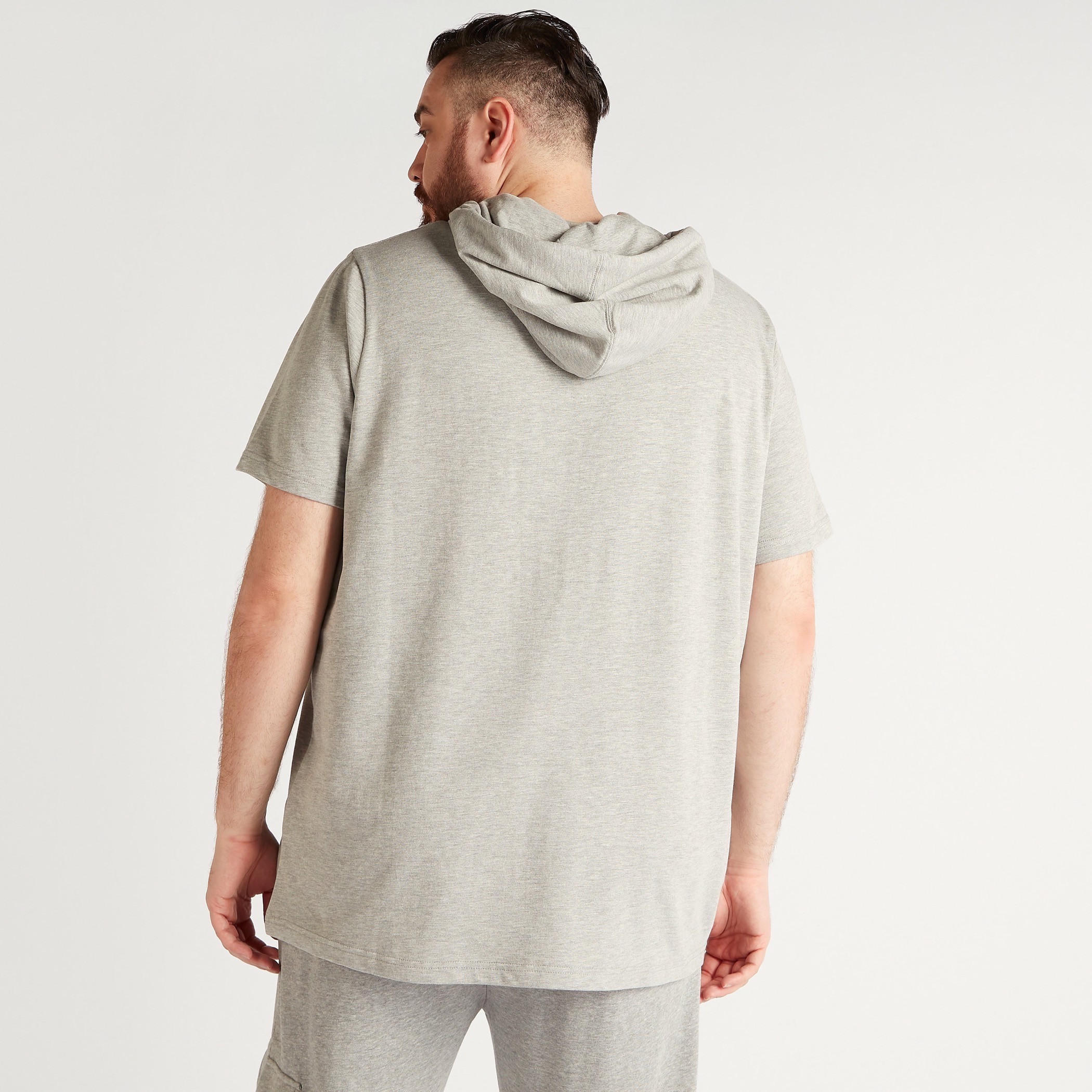 تيشيرت بقبعة وطبعات شعار وأكمام قصيرة ورباط-men-clothing-tshirtsandpolos-tshirts-image-4