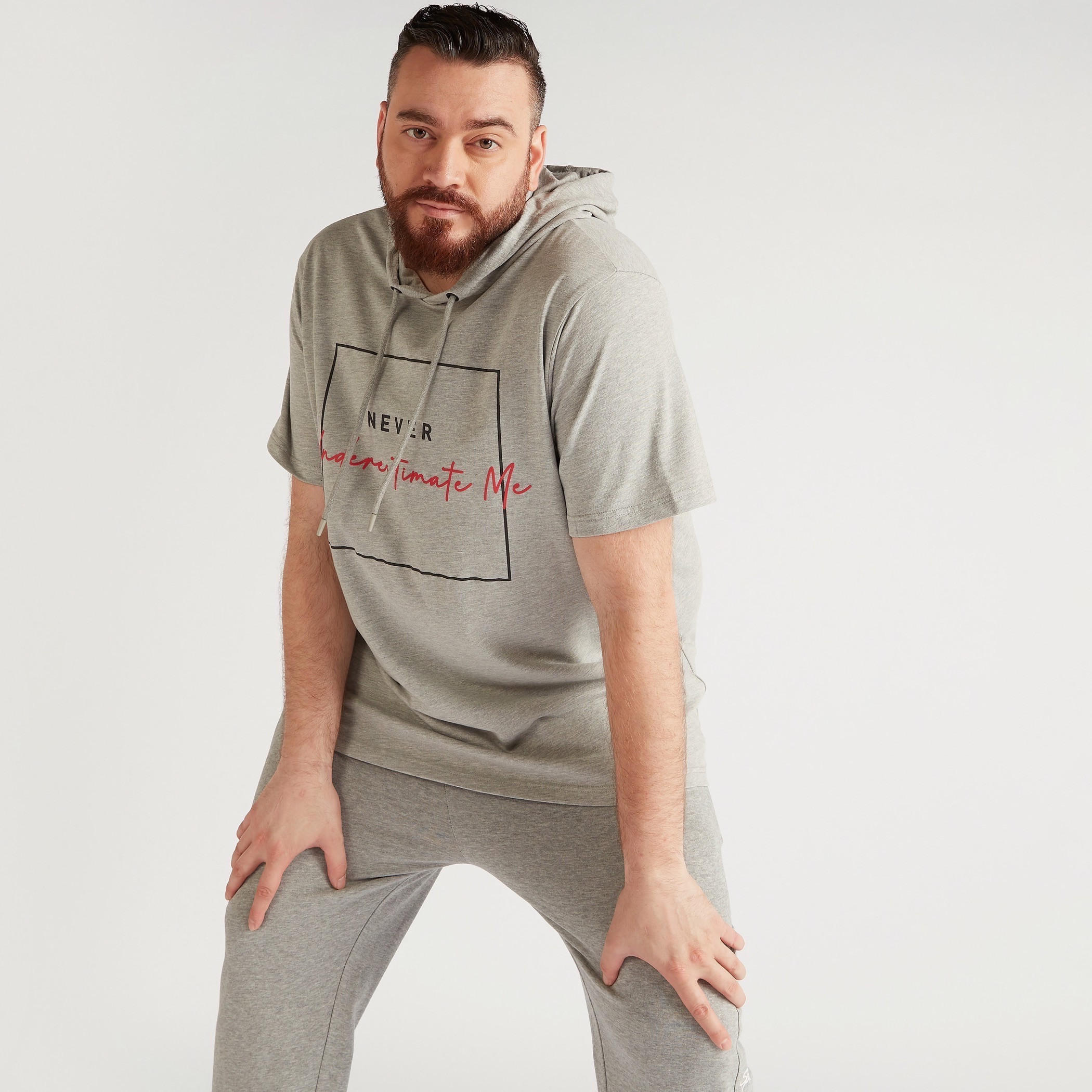 تيشيرت بقبعة وطبعات شعار وأكمام قصيرة ورباط-men-clothing-tshirtsandpolos-tshirts-image-5