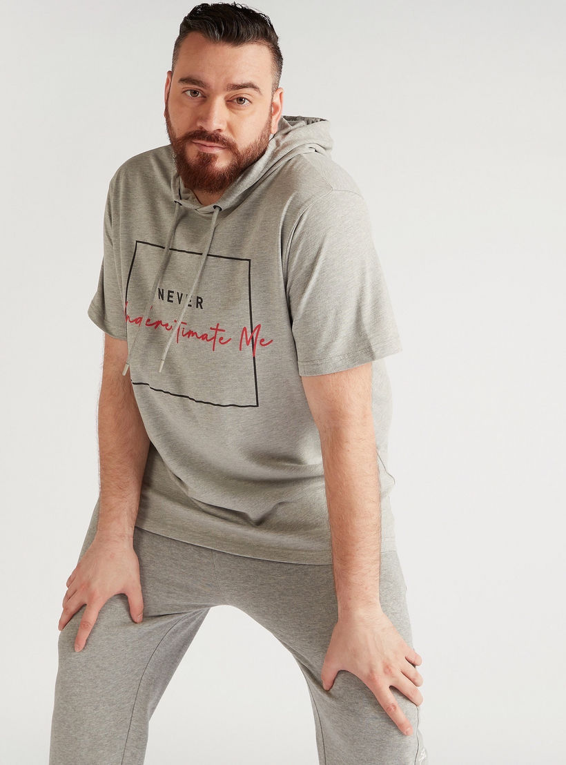 تيشيرت بقبعة وطبعات شعار وأكمام قصيرة ورباط-men-clothing-tshirtsandpolos-tshirts-image-5